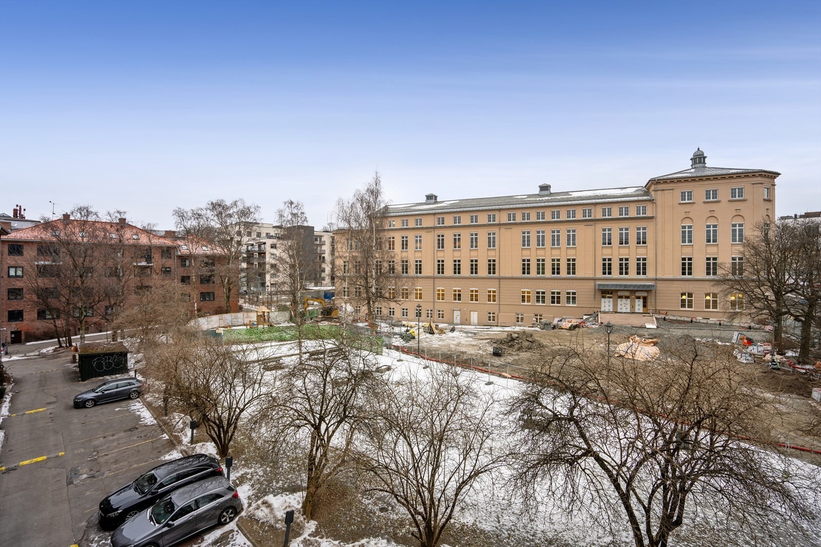 Stuen vender mot bakgården, skjermet fra trafikk og støy Galleribilde