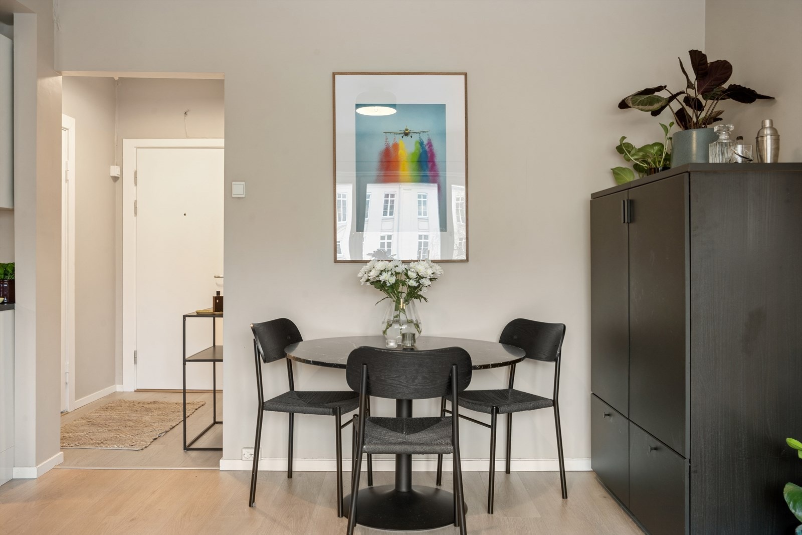 Hyggelig spisesone med god plass til spisegruppe Galleribilde