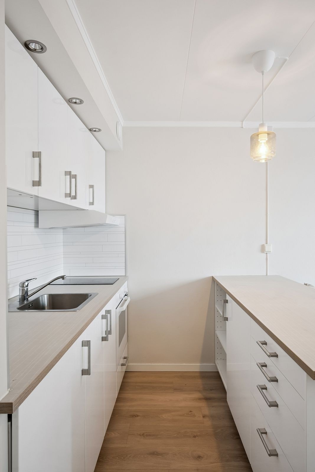 Praktisk opplegg for daglig matlaging og oppbevaring. Galleribilde