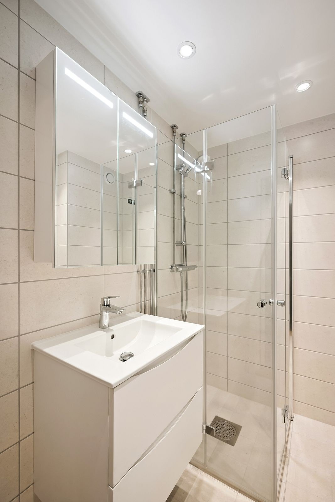 Totalrenovert bad i 2025 med moderne fliser. Galleribilde