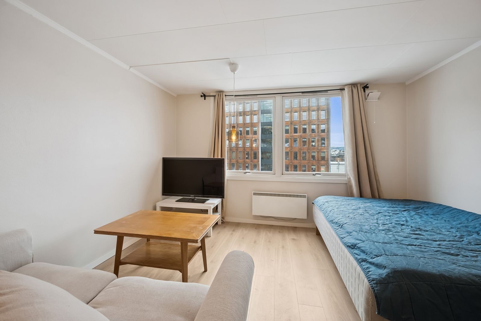 Åpen planløsning gjør rommet romslig og lettstelt. Galleribilde