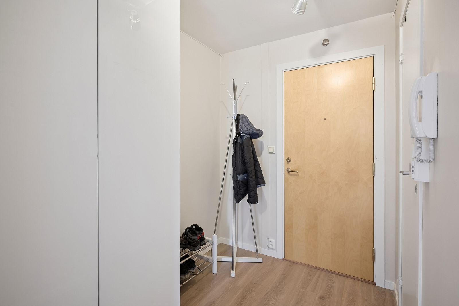 Praktisk oppbevaringsløsning for sko og yttertøy. Galleribilde