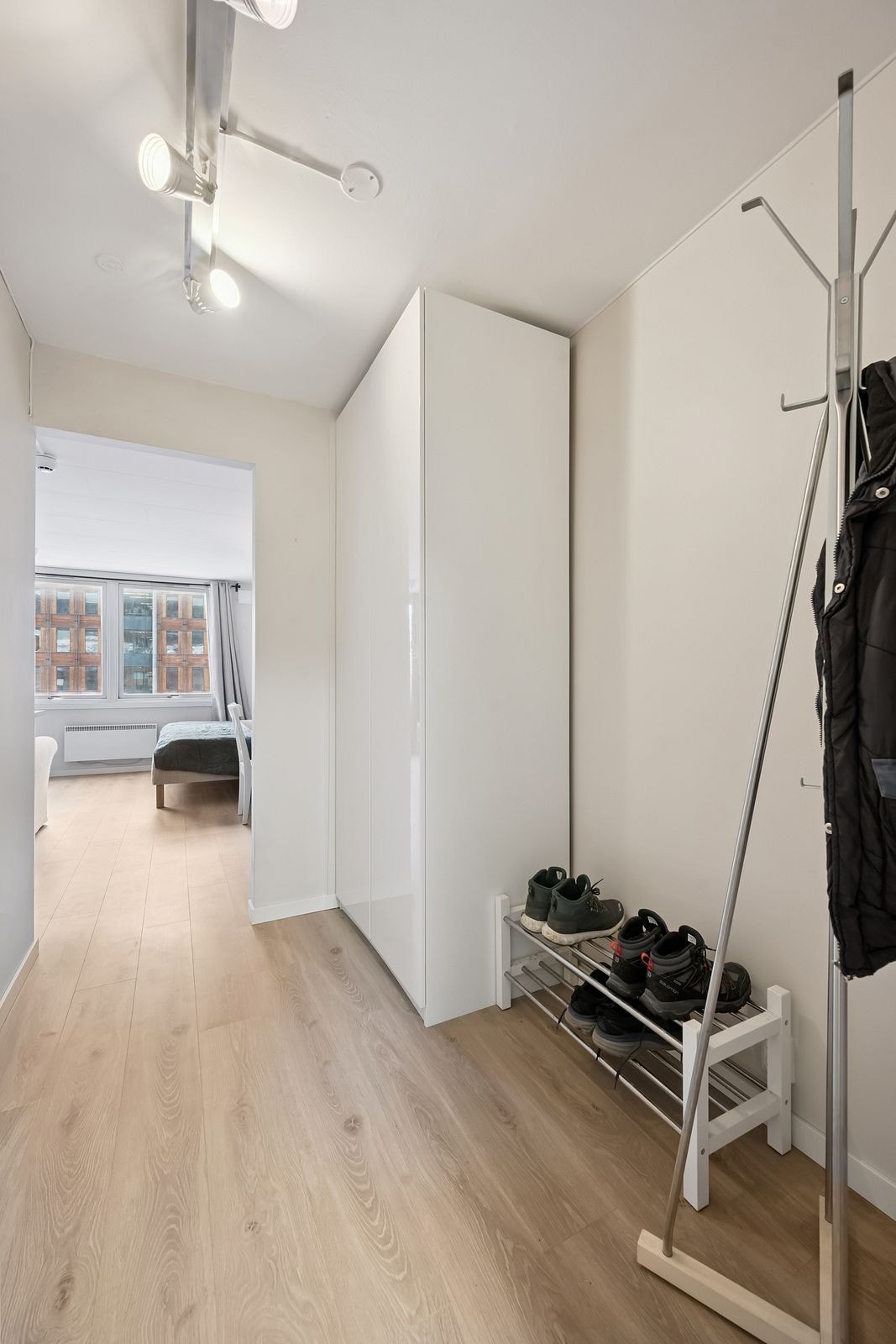 Lys og innbydende gang med god plass. Galleribilde