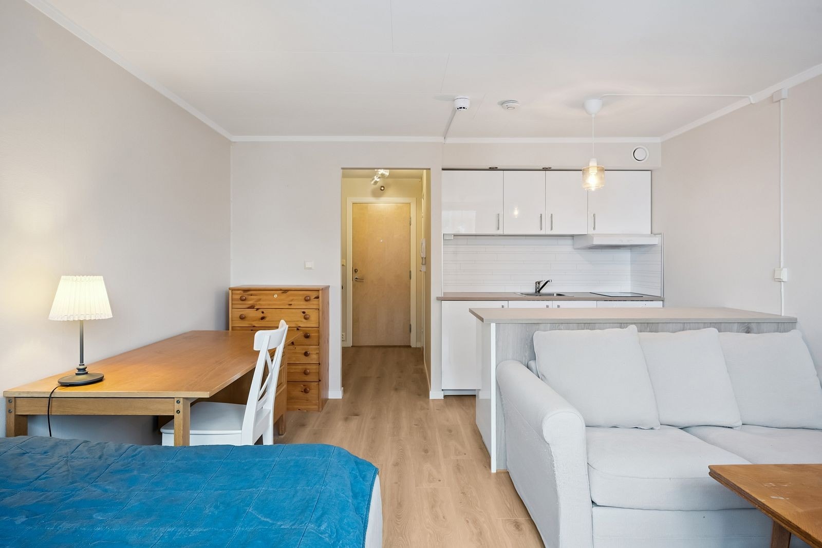 God arbeidsplass og oppbevaringsmuligheter på kjøkkenet. Galleribilde