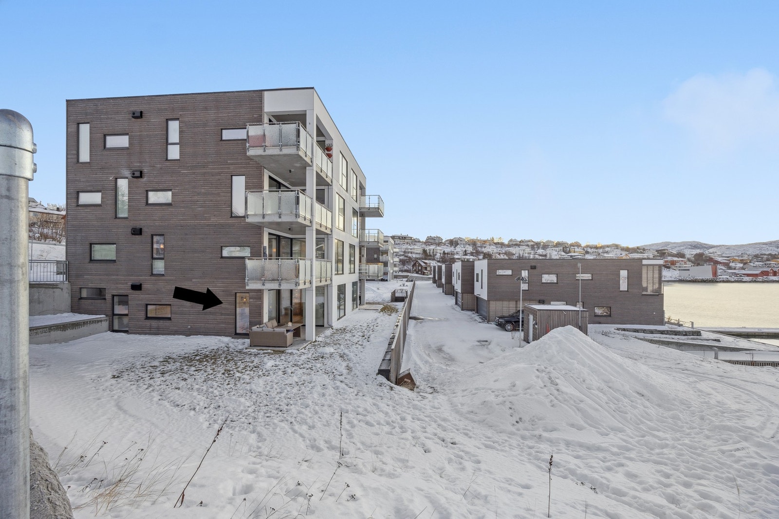 Leiligheten er fint beliggende på enden i 1.etg i bakre rekke Galleribilde