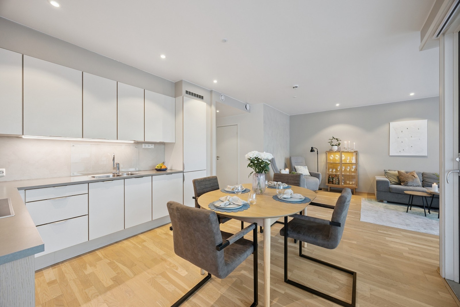 Det er integrert kjøl/fryseskap, oppvaskmaskin, platetopp og stekeovn Galleribilde