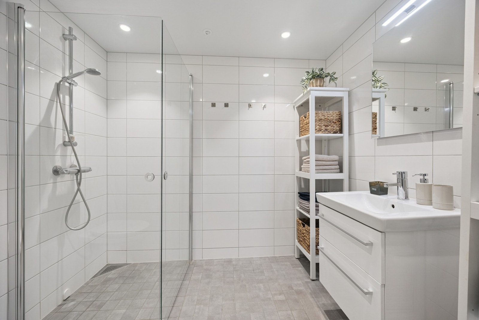 Moderne, flislagt bad med gulvvarme Galleribilde