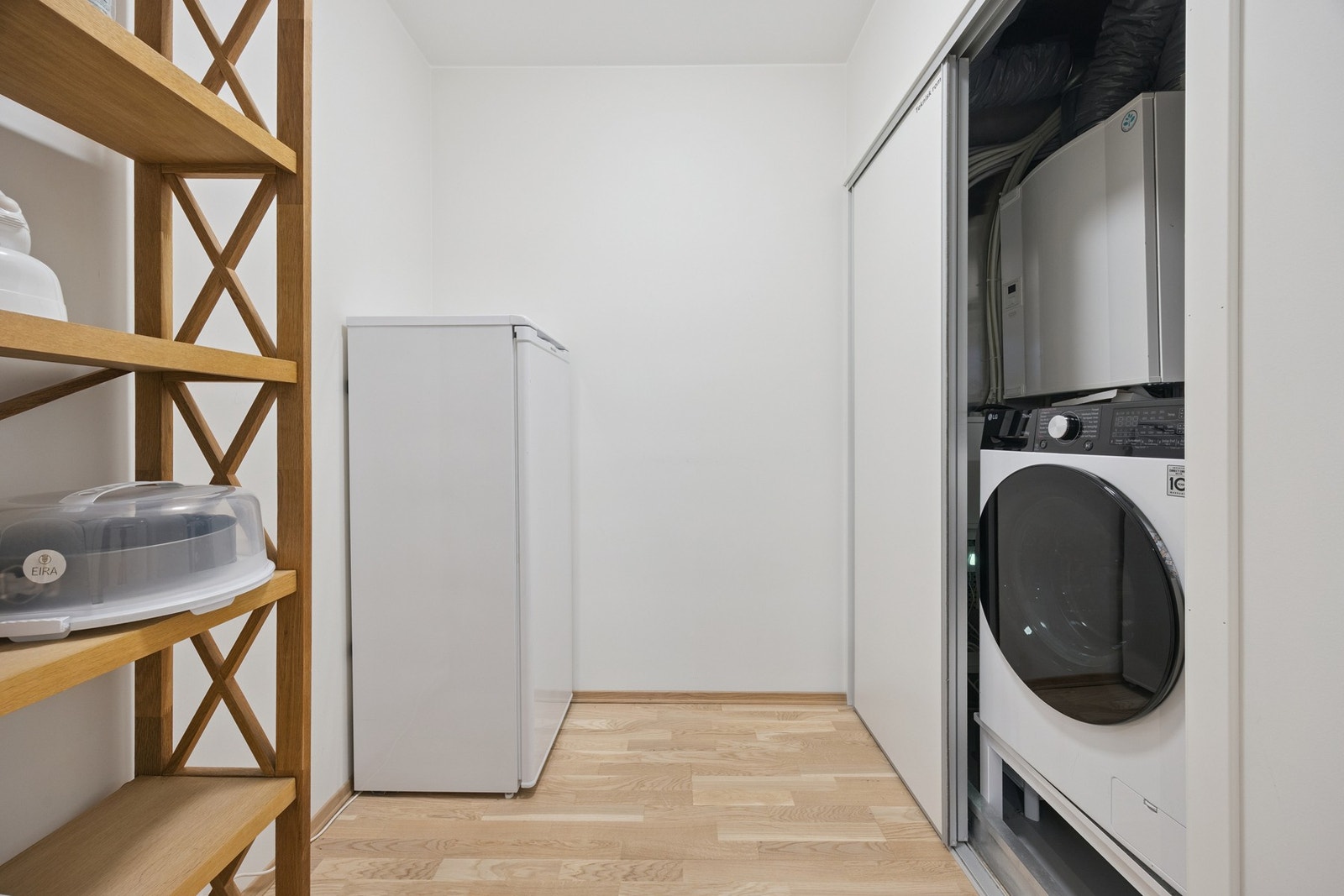 Bod/teknisk rom med opplegg til vaskemaskin, skjult bak skyvedører Galleribilde