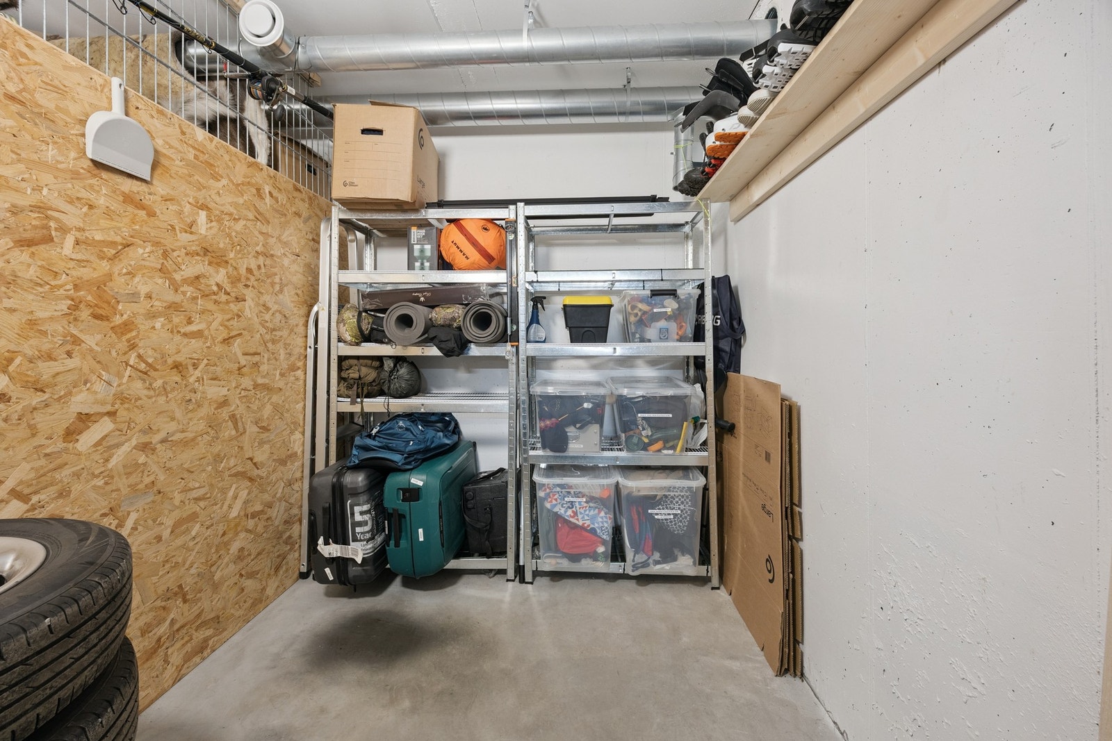 Sportsbod i bakkant av parkeringsplassen - perfekt for sesongutstyr og ekstra lagring Galleribilde