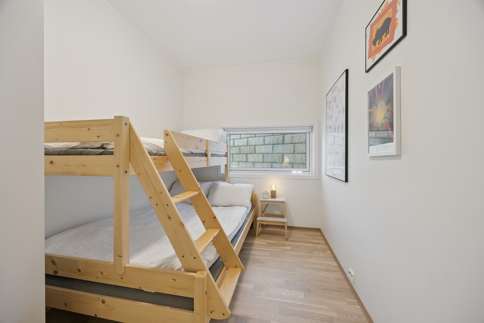 Praktisk soverom nummer to med plass til seng og garderobe Galleribilde