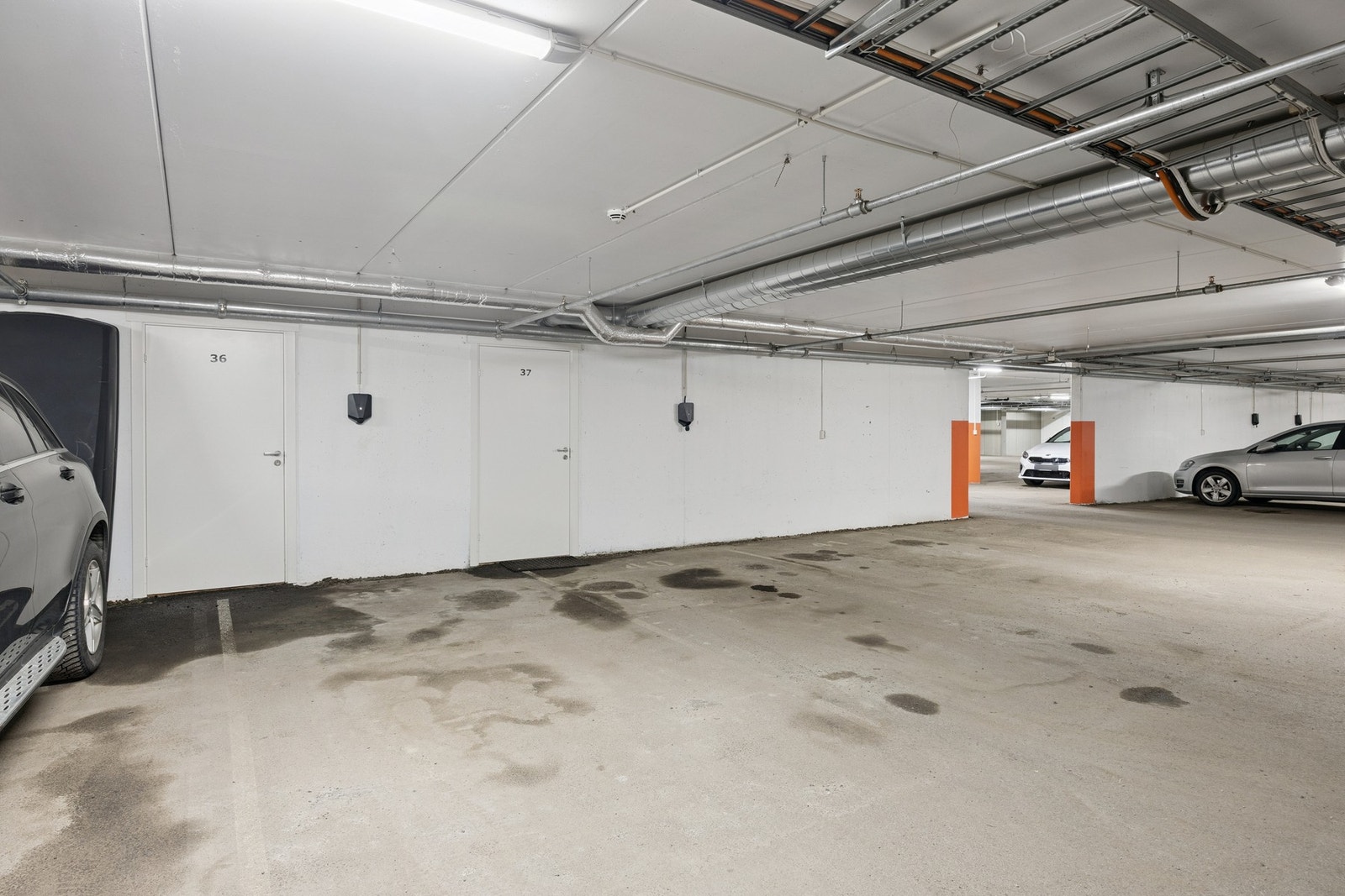 Parkeringsplass i felles garasjeanlegg, utstyrt med elbillader Galleribilde