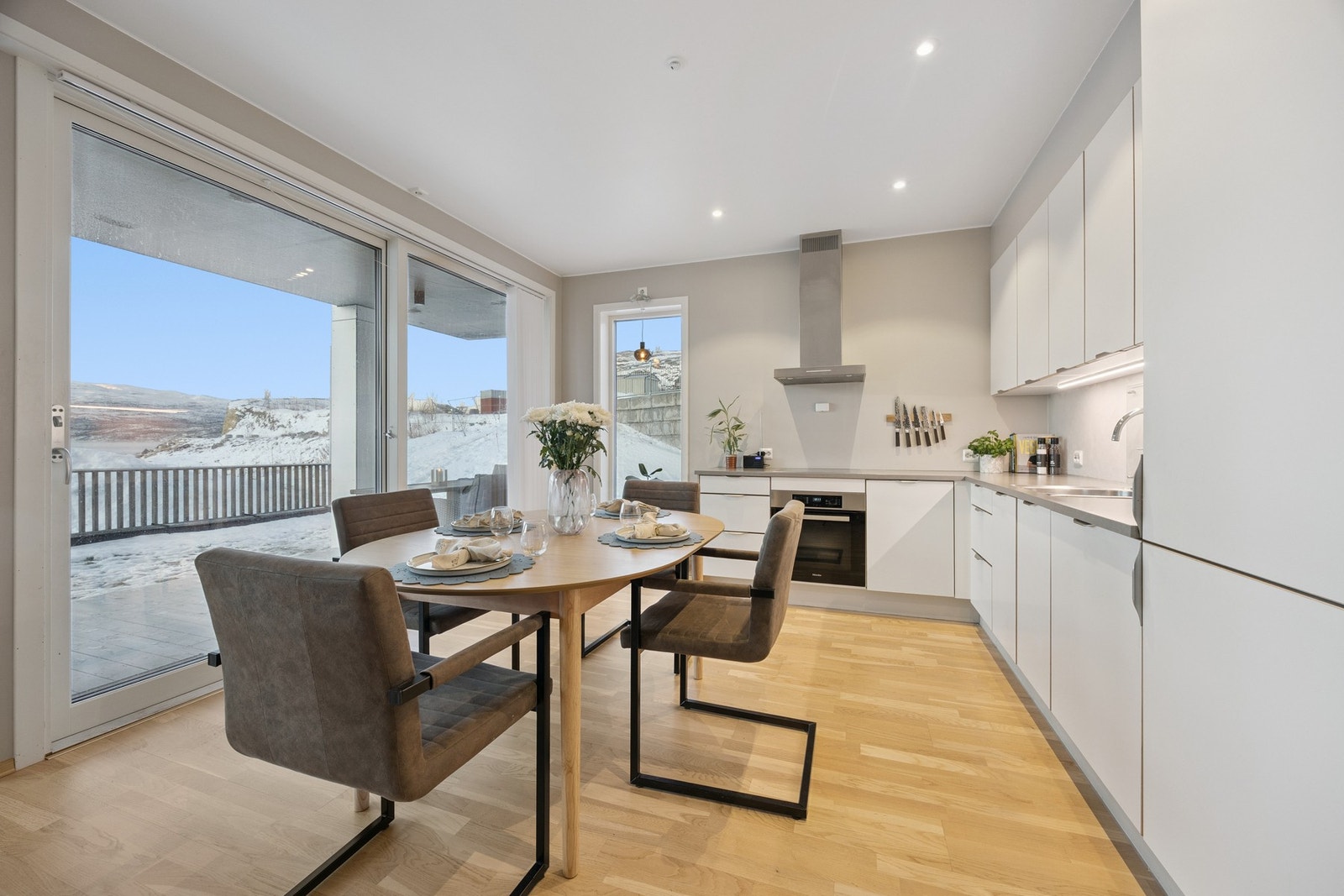 Kjøkkenet ligger i åpen løsning mot stuen og har direkte utgang til platt Galleribilde