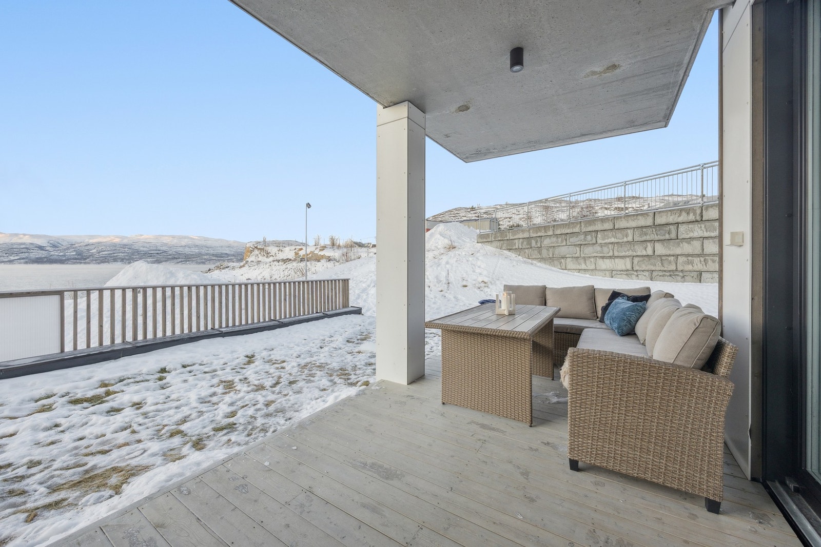 Overbygd platt med nydelig utsikt og plass til både sittegruppe og utemøbler Galleribilde