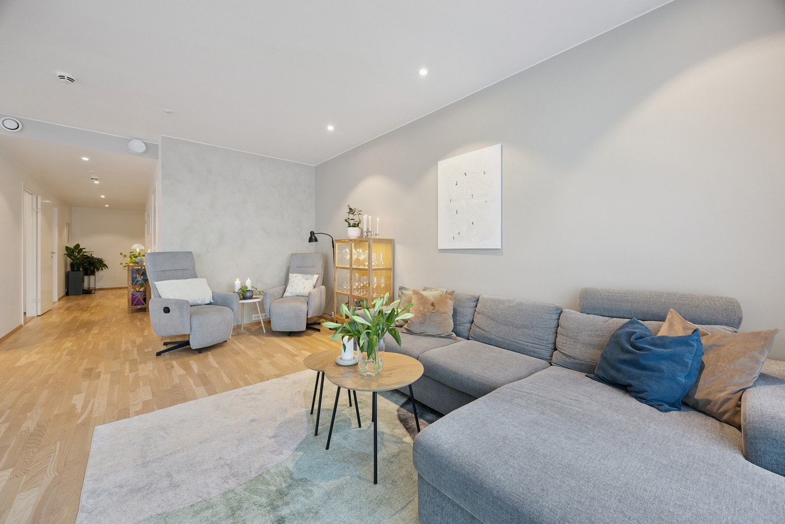 Stilren stue med gjennomgående lyse og moderne farge Galleribilde