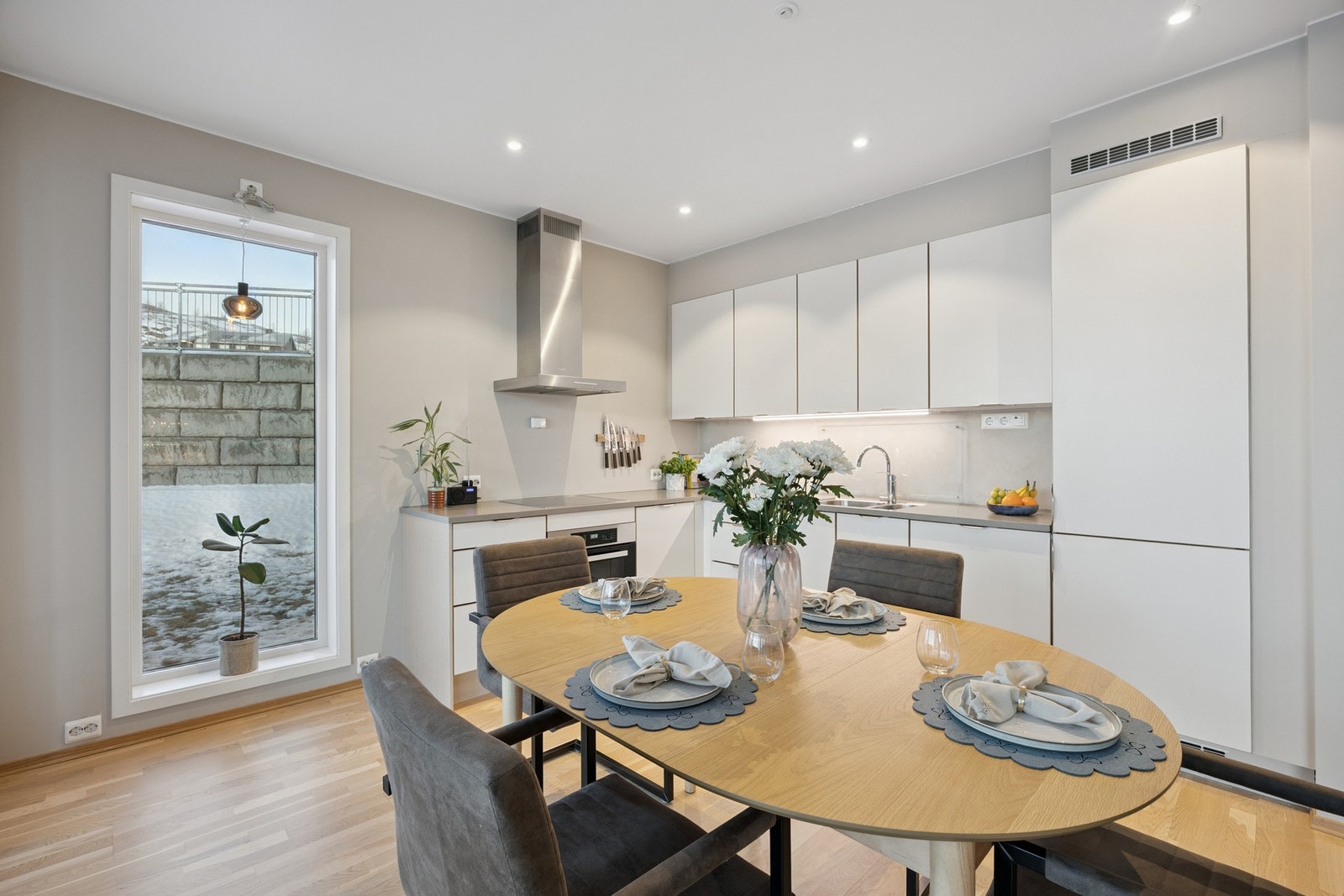 Kjøkkenet har også plass til spisegruppe Galleribilde