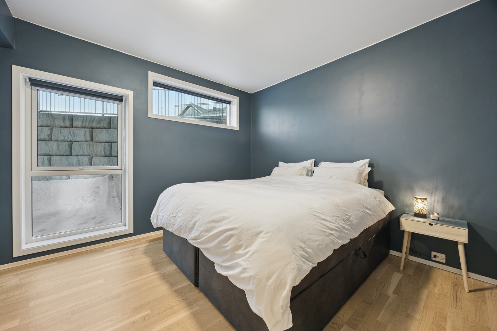 Romslig hovedsoverom med plass til dobbeltseng og garderobeløsning Galleribilde