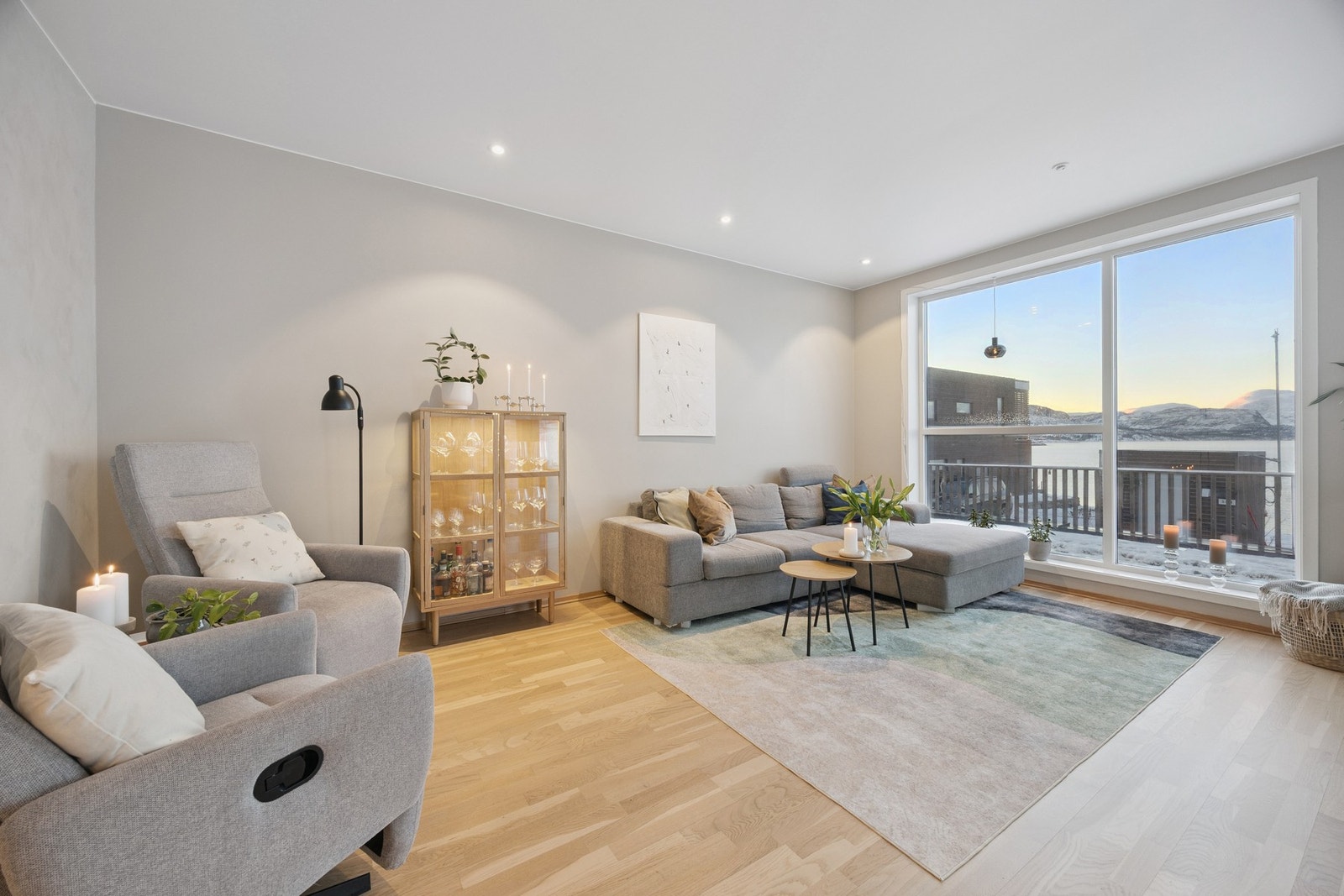 Store vinduer som slipper inn rikelig med lys og gir nydelig utsikt Galleribilde