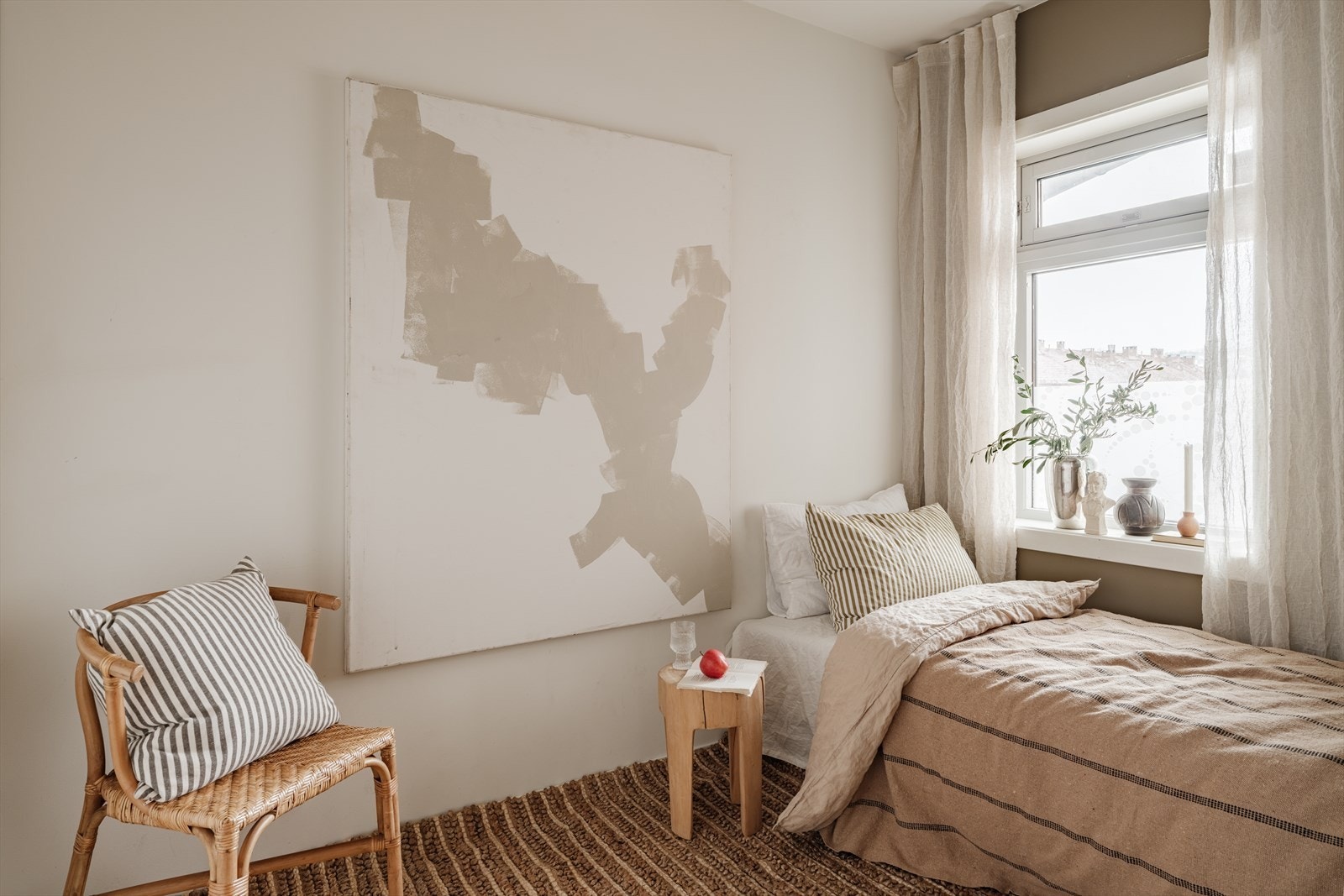 Soverom II. Vindu vender mot svalgang og bakgård. Galleribilde