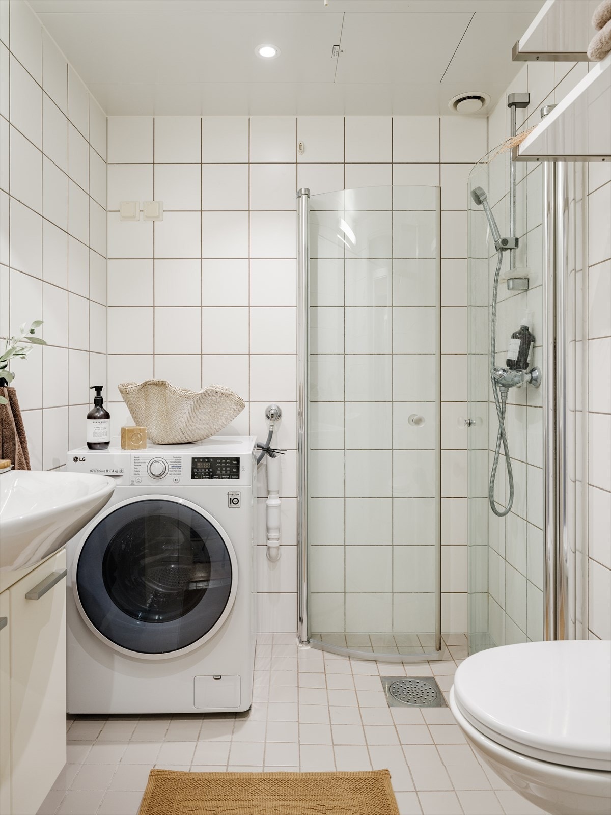 Badet består av toalett, servant, dusj og opplegg til vaskemaskin. Galleribilde