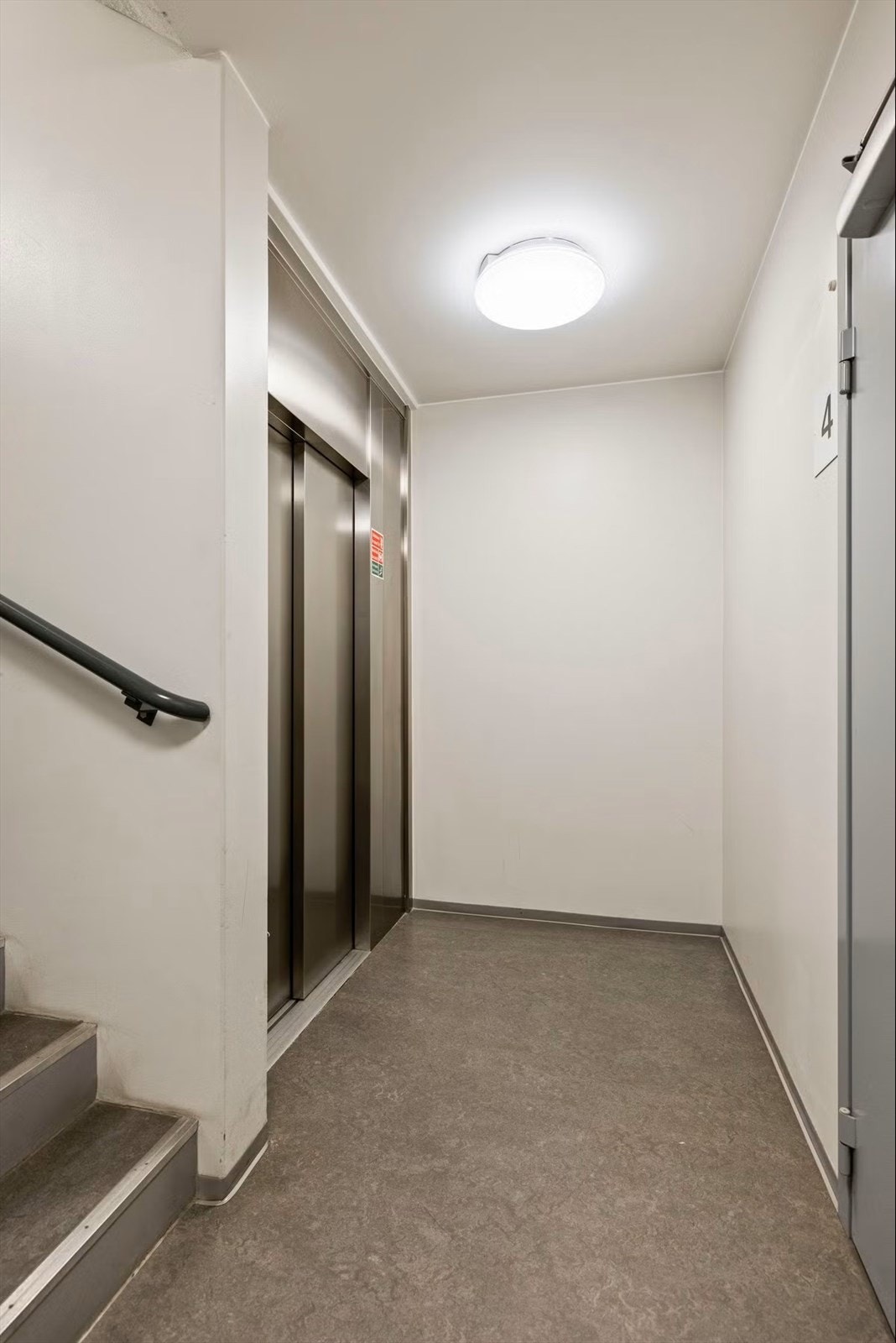 Det er heis i bygget og opp til leilighetens etasjeplan, 3. etasje. Galleribilde
