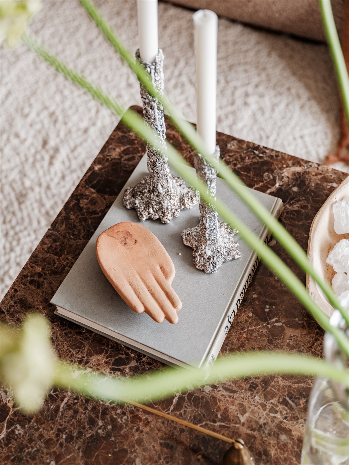 Det er eldre 3-stavs parkett på gulv som fint kan slipes eller byttes hvis det er ønskelig. Galleribilde