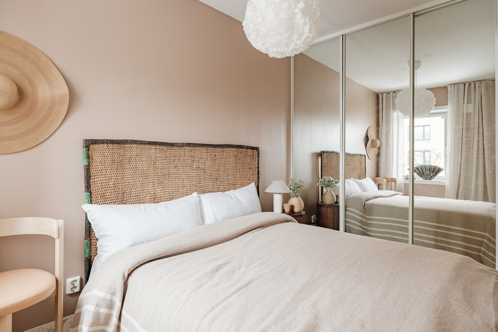 Stor skyvedørsgarderobe med speildører som medfølger. Galleribilde