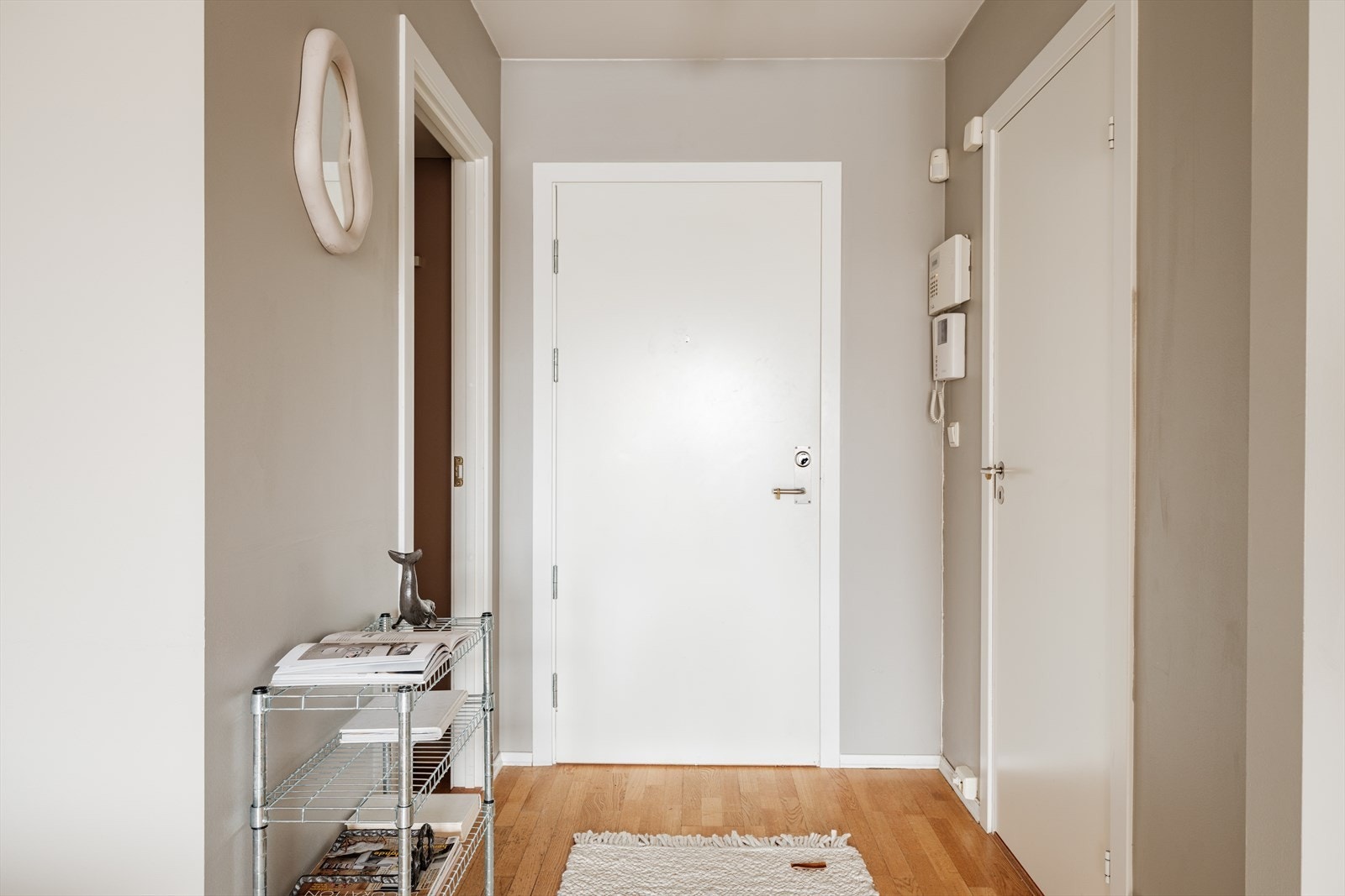 Innbydende og praktisk inngangsparti med plass til oppbevaring. I tillegg har man en innvendig bod og kjellerbod på 5 kvm. Galleribilde