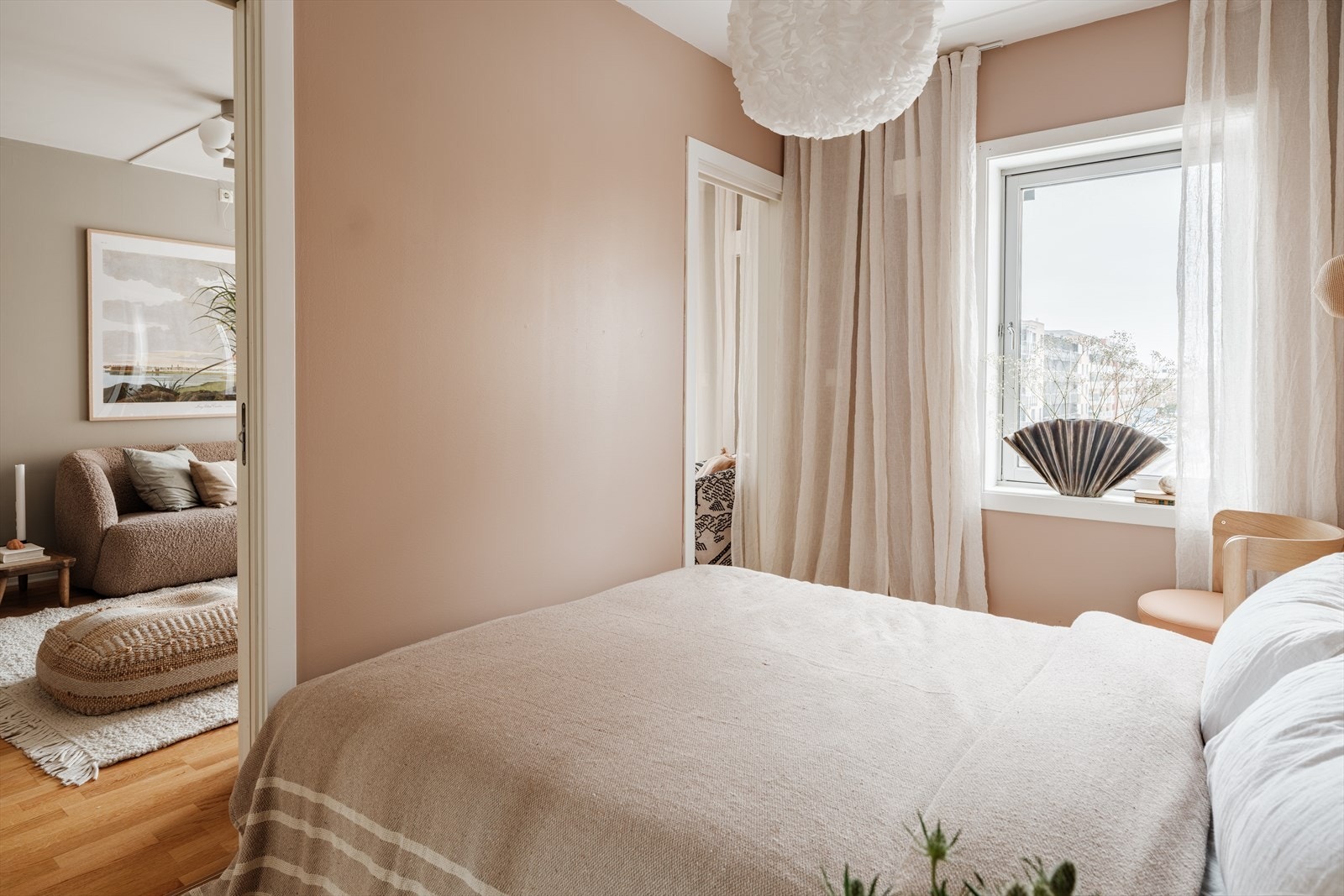 Praktisk med to innganger til soverommet slik at man får utnyttet plassen maksimalt, og gå på hver side av sengen. Galleribilde