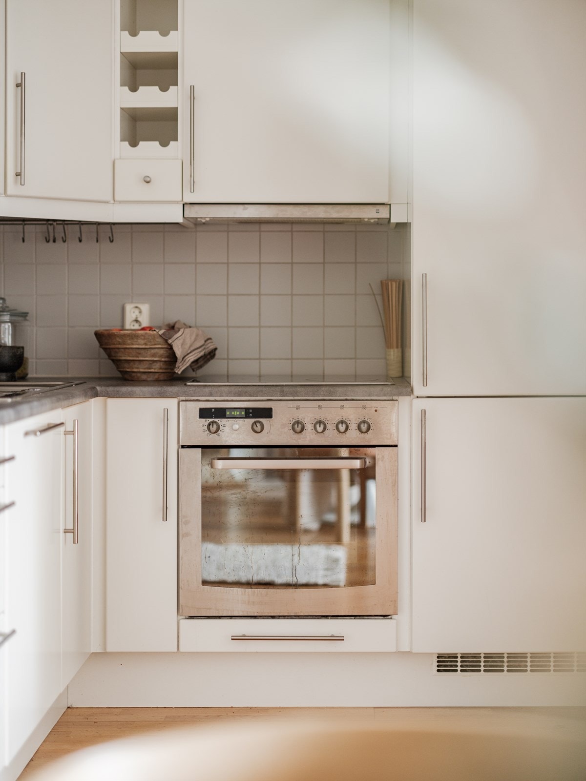 Plassbygget vinhylle. Galleribilde