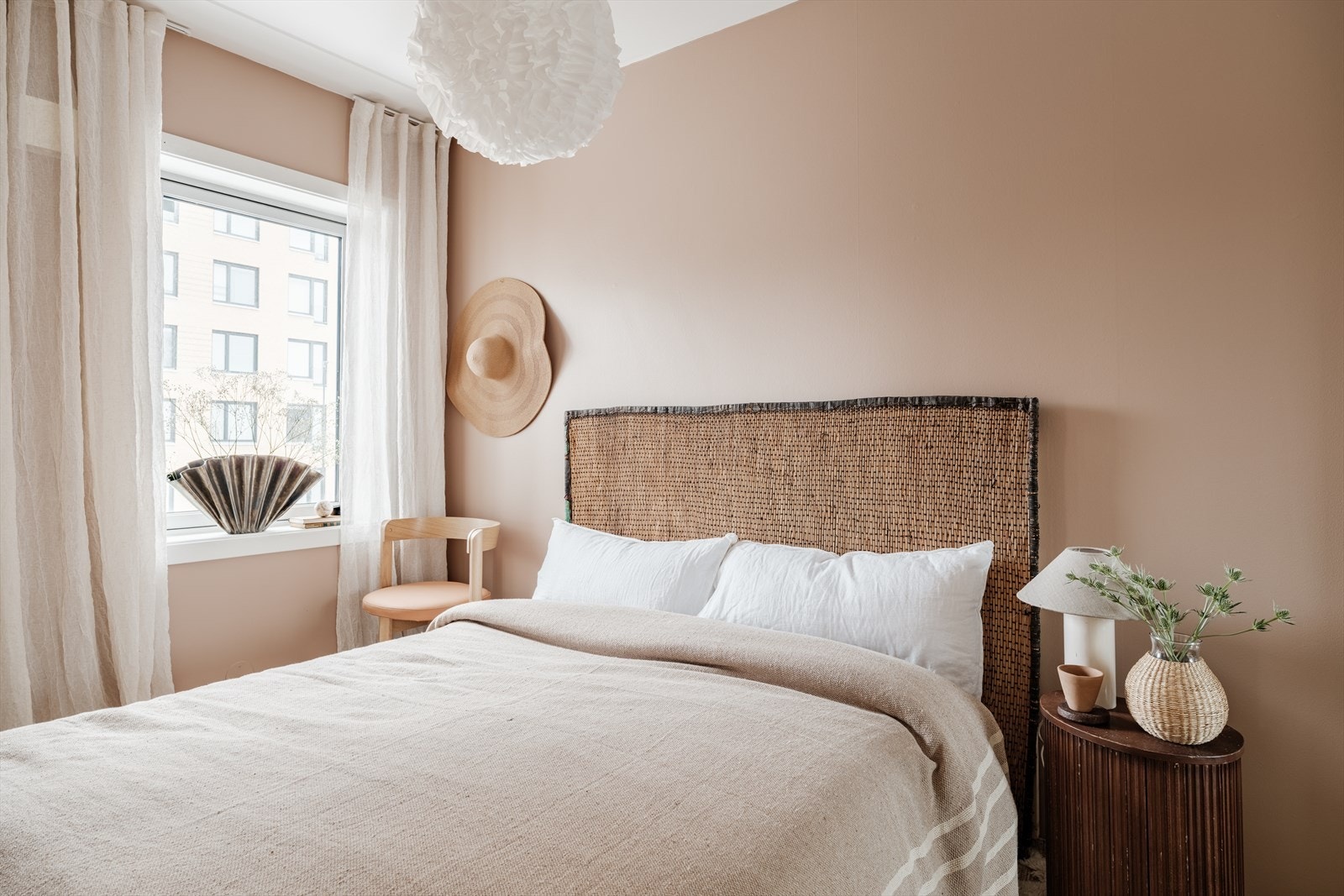 Hovedsoverom av god størrelse med plass til dobbeltseng, nattbord og skyvedørsgardeobe. Galleribilde