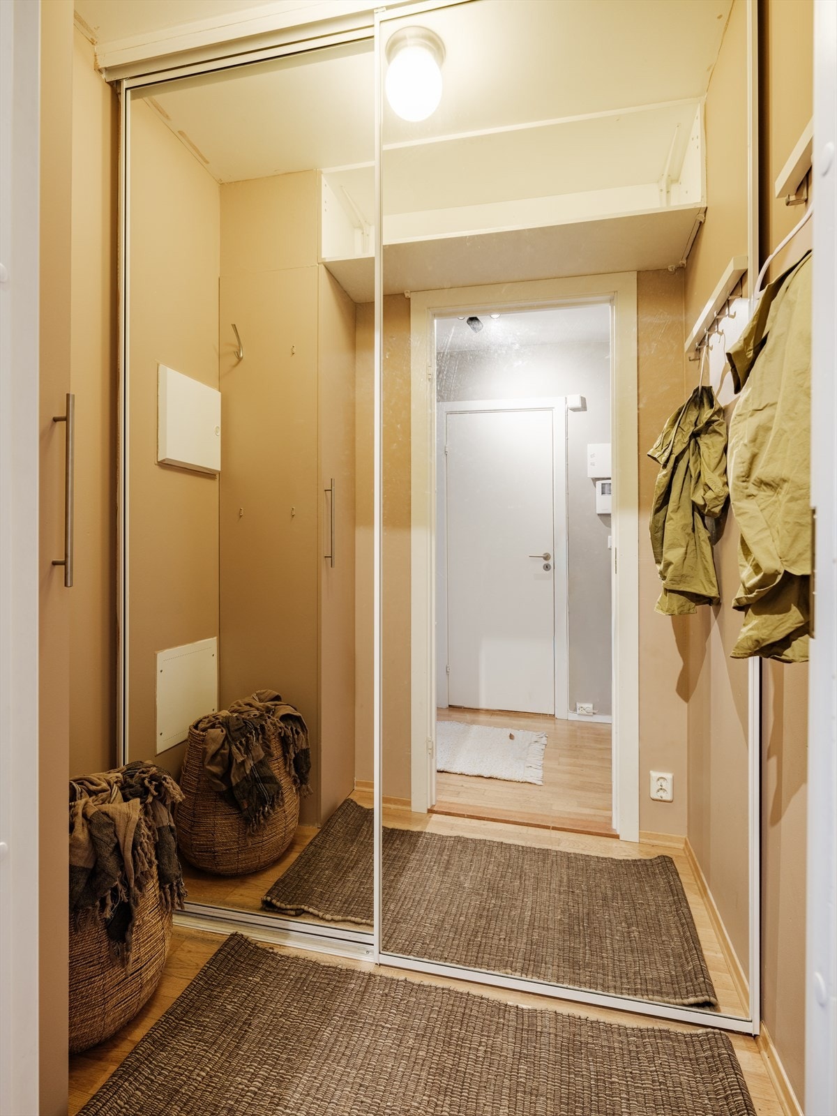 Meget praktisk med innvendig bod som har skyvedørsgarderobe og plass til oppbevaring, støvsuger, vaskeutstyr m.m. Galleribilde