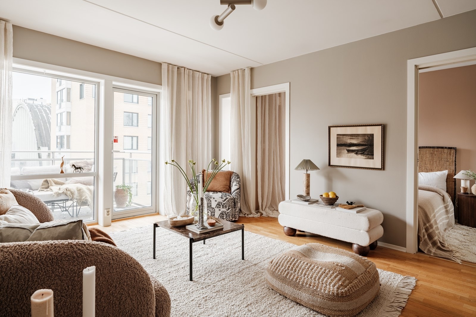 Legg merke til de store vindusflatene mot syd som sørger for masse naturlig lysinnslipp. Galleribilde