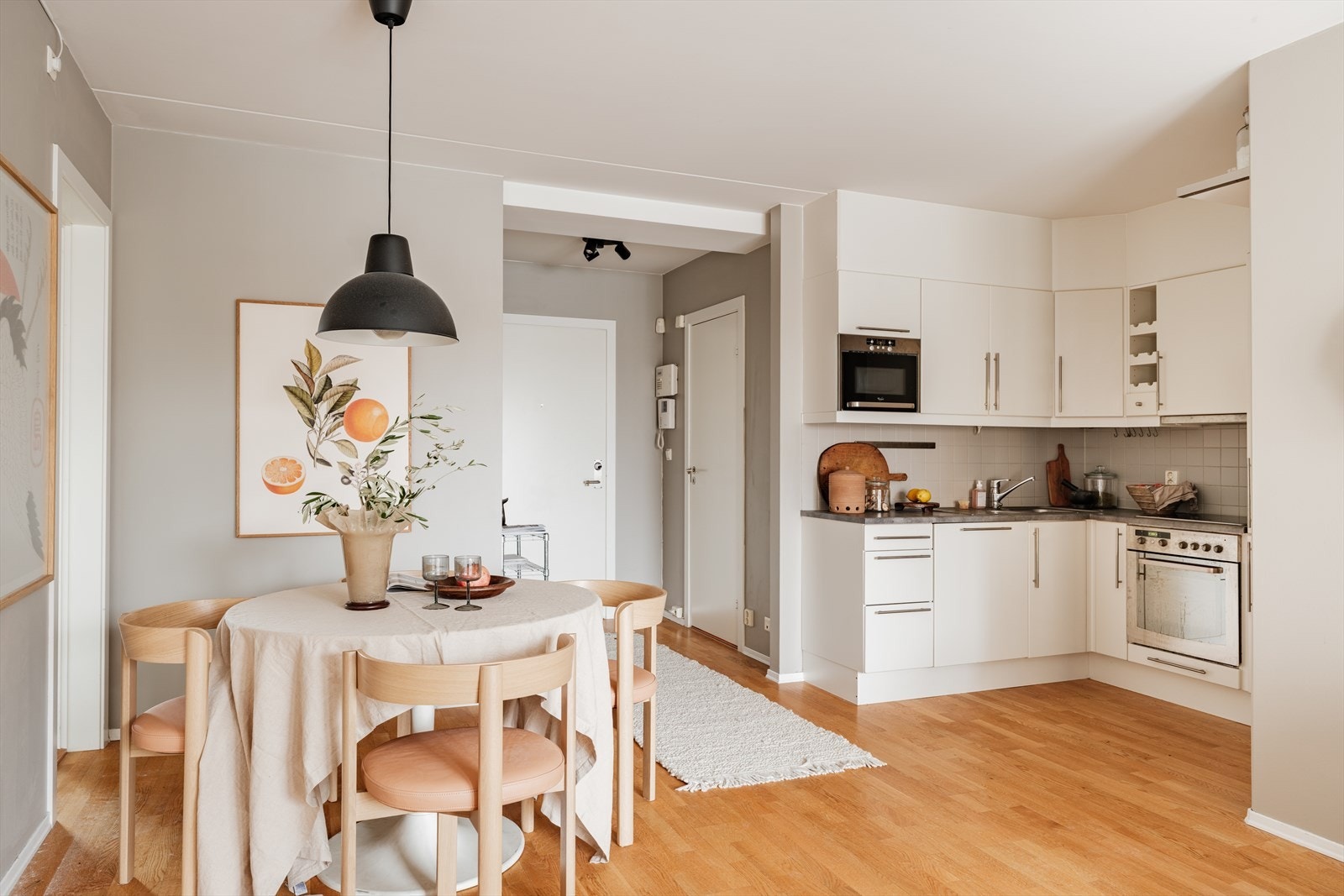 Naturlig plass til spisebord i tilknytning kjøkkenet. Galleribilde