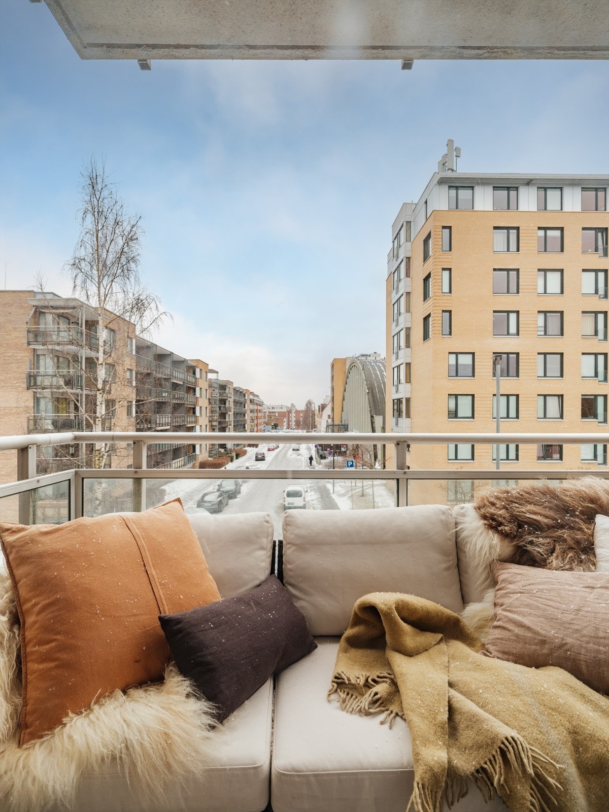 Leiligheten har en herlig og solrik balkong med fritt utsyn nedover gaten. Om sommeren er det masse grønne trær til venstre som gir fin og "grønn" utsikt når man ser til siden. Galleribilde
