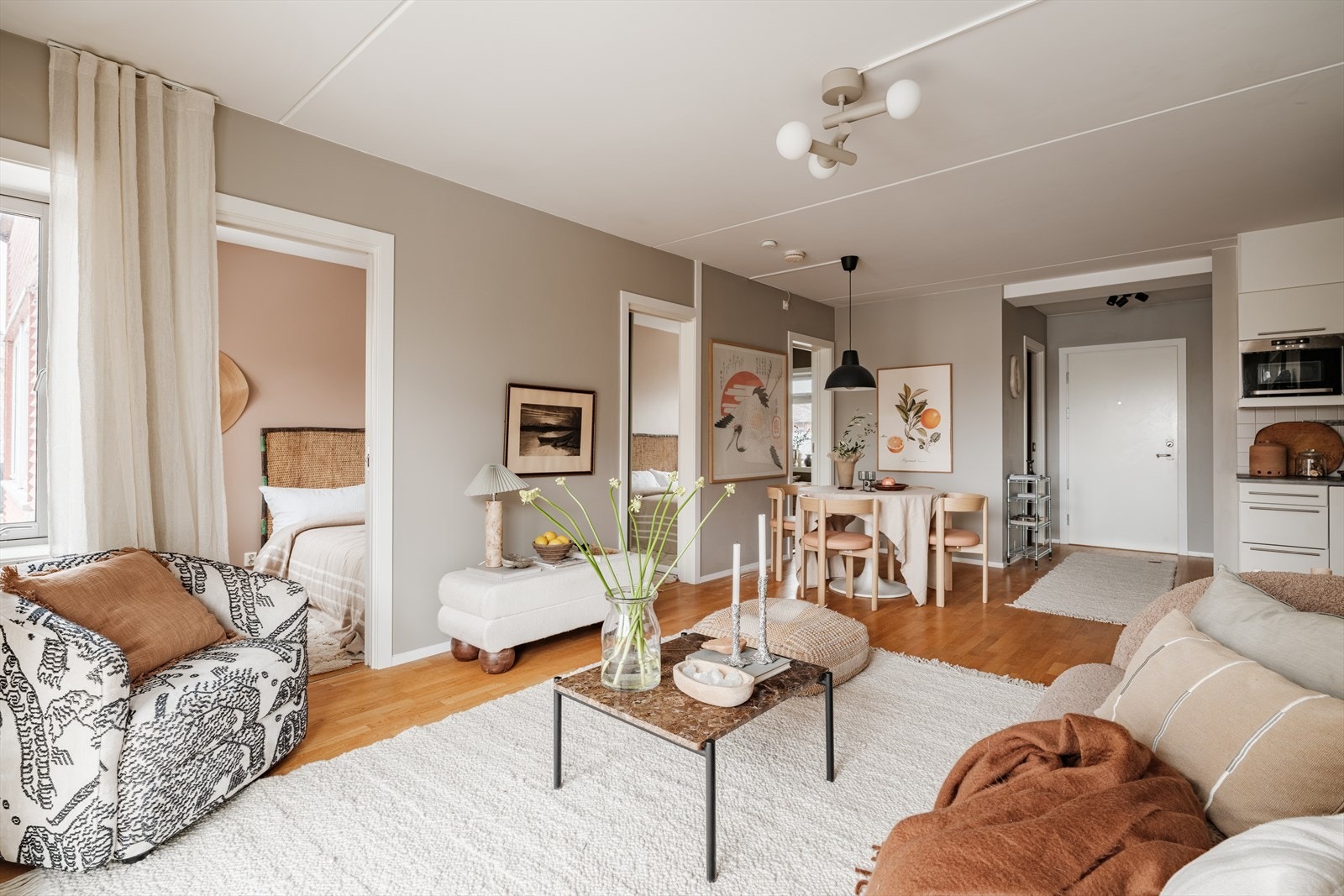 Bygget er fra 2006 som sørger for moderne kvaliteter som heis og generelt god standard. Galleribilde