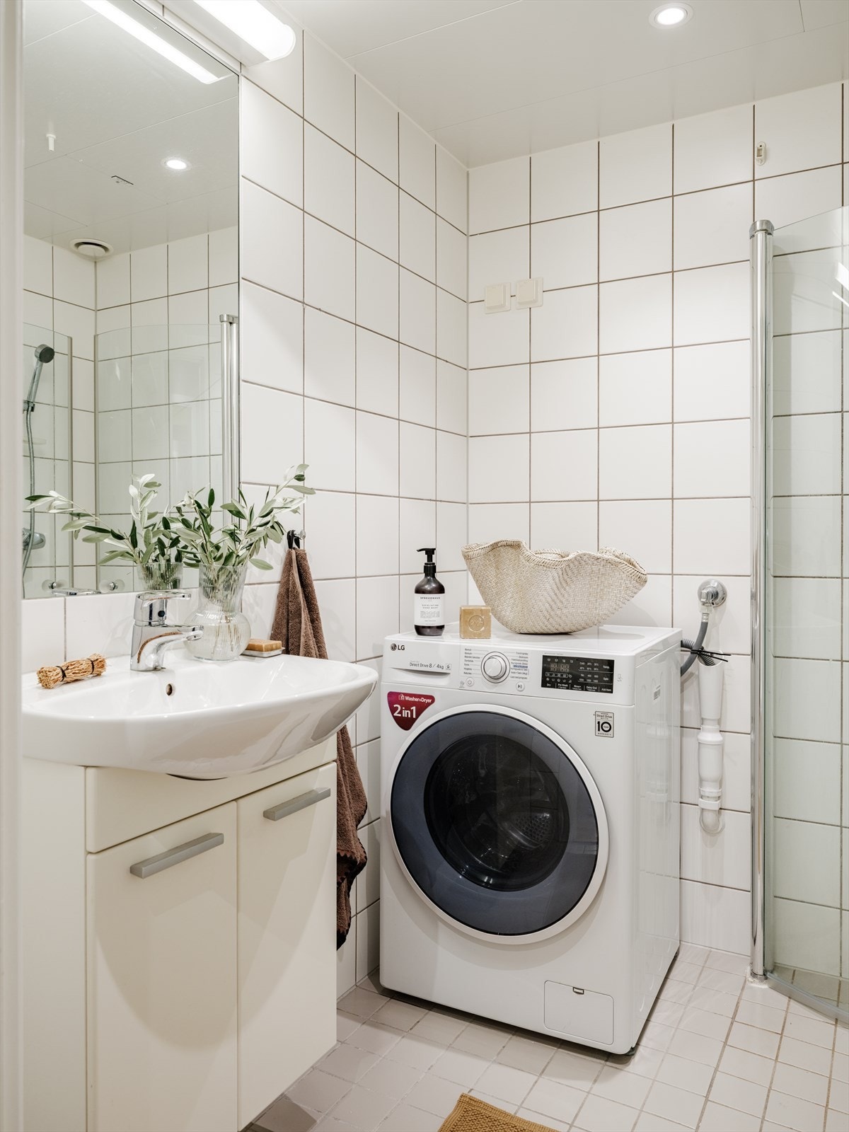 Fliser på gulv og vegger, gulvvarme og downlights i tak. Galleribilde