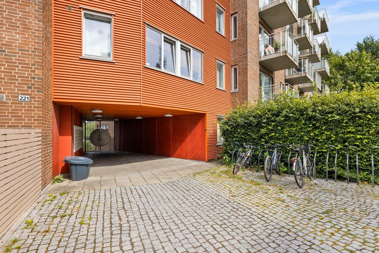 Inngangsparti om sommeren. Galleribilde