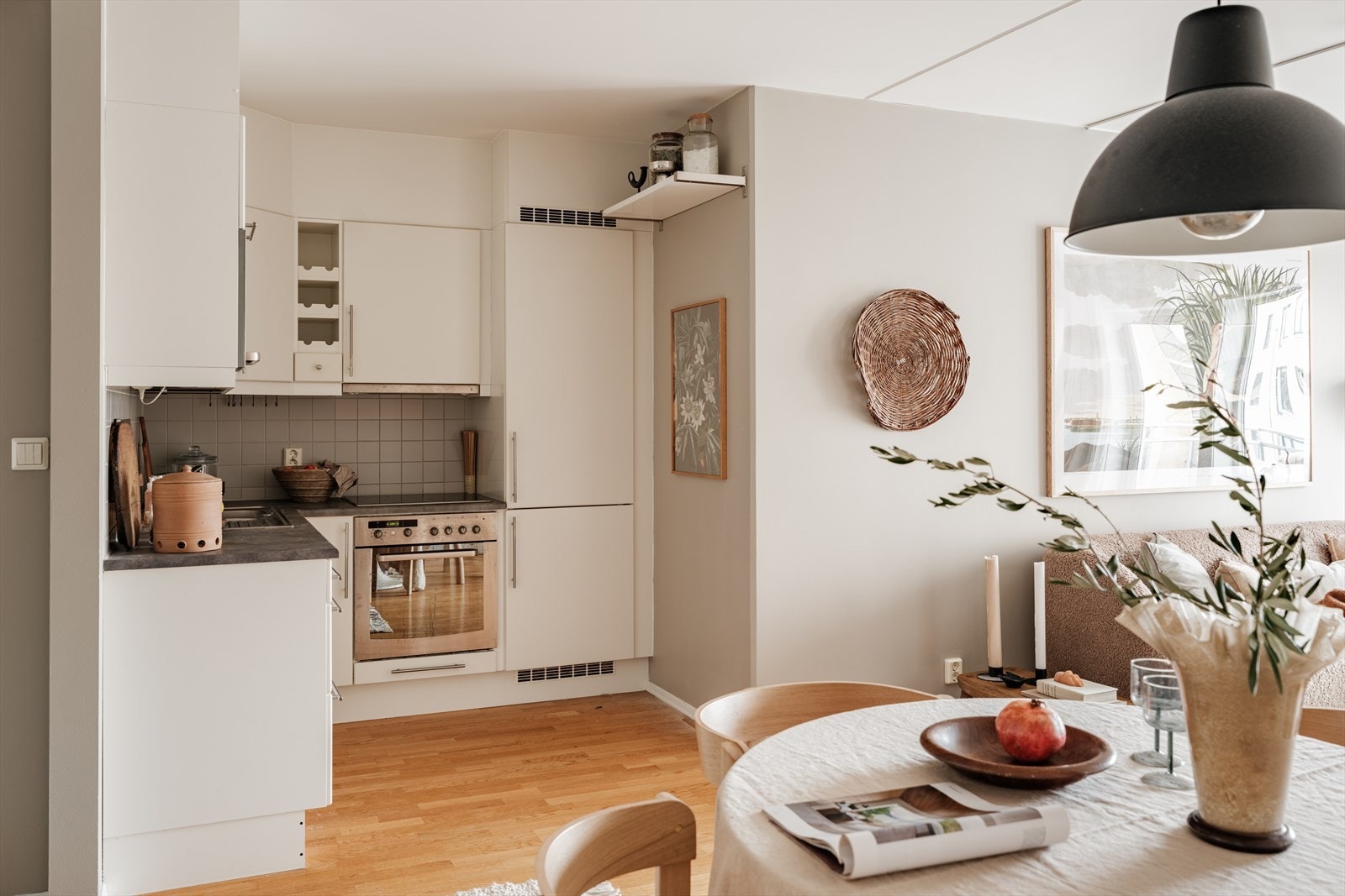 Kjøkkeninnredningen er fra byggeår. Hvitevarer medfølger. Galleribilde