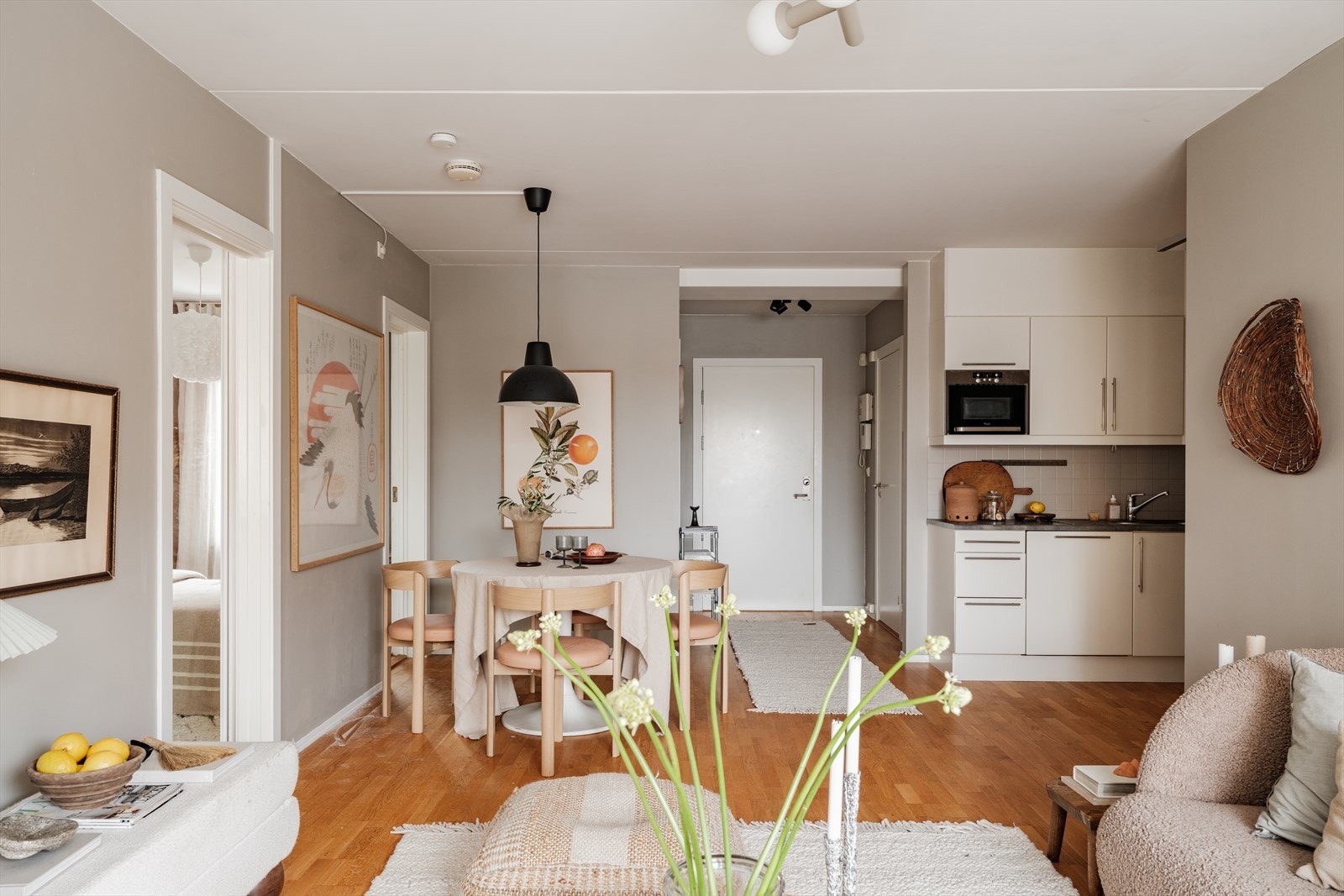 Delvis åpen løsning mellom stue og kjøkken, noe som både er praktisk og sosialt. Galleribilde