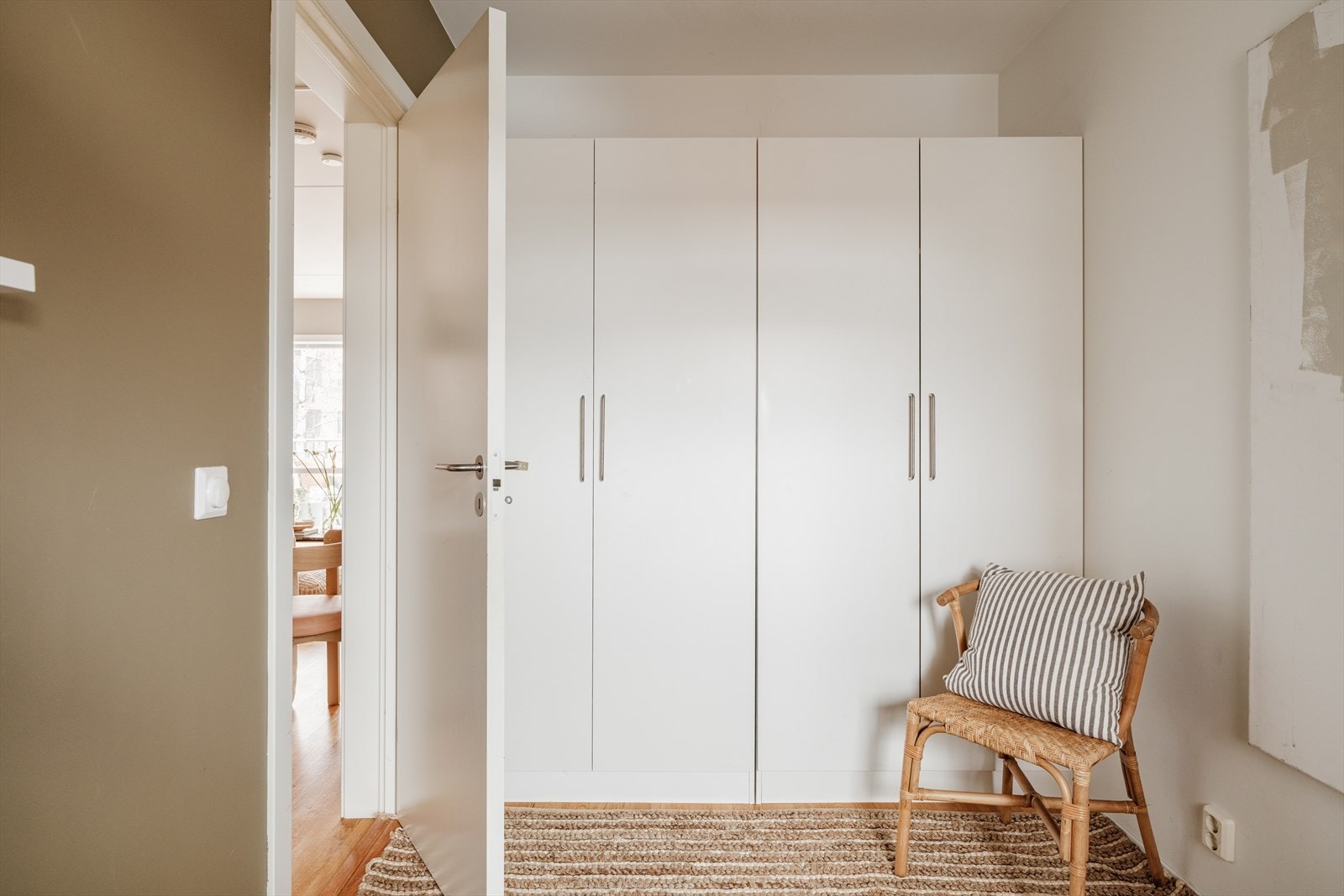 Soverom II. God plass til oppbevaring i garderobeskap. Galleribilde