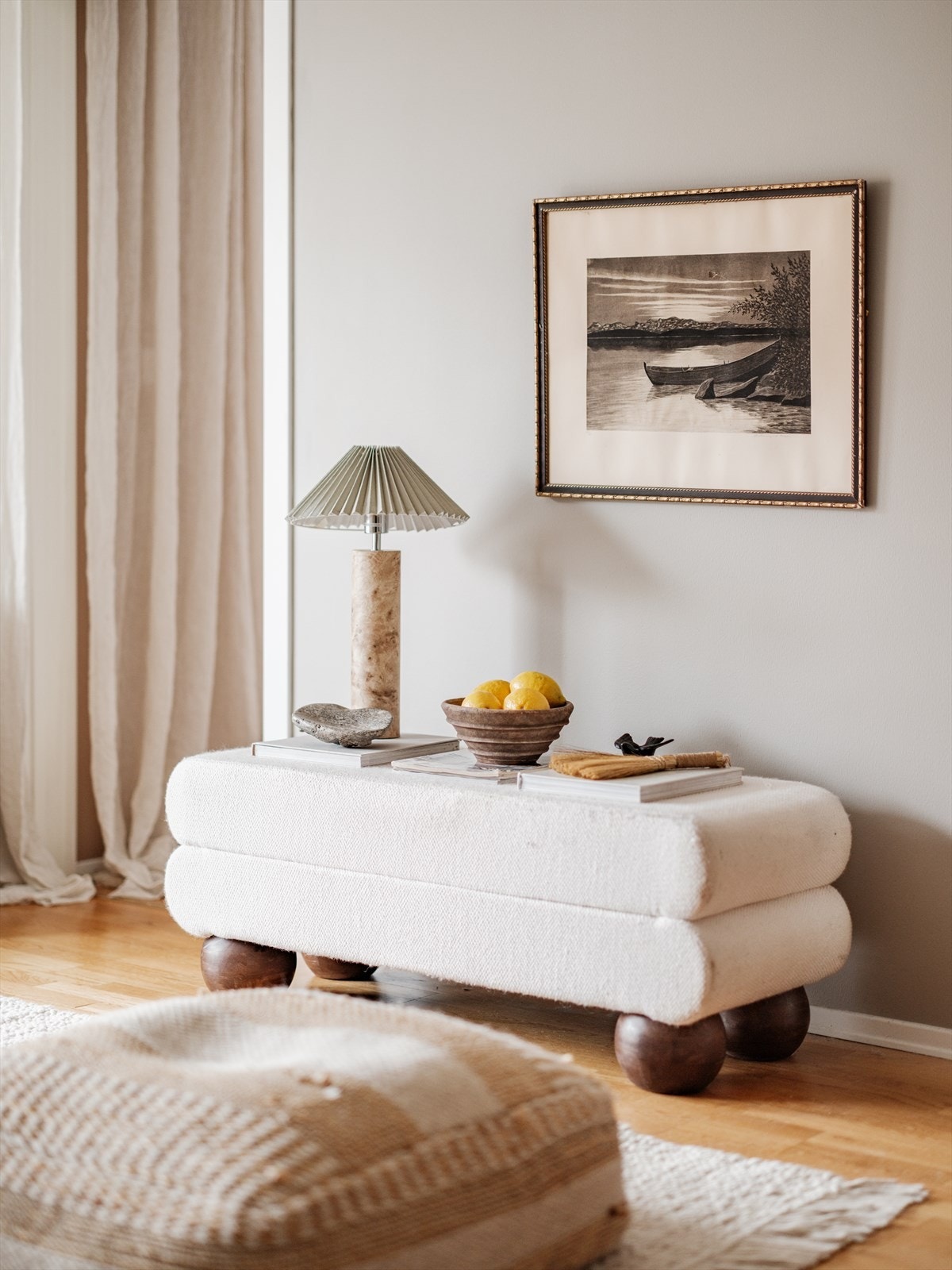 Naturlig plass til TV-benk og TV rett ovenfor sofagruppen. Galleribilde