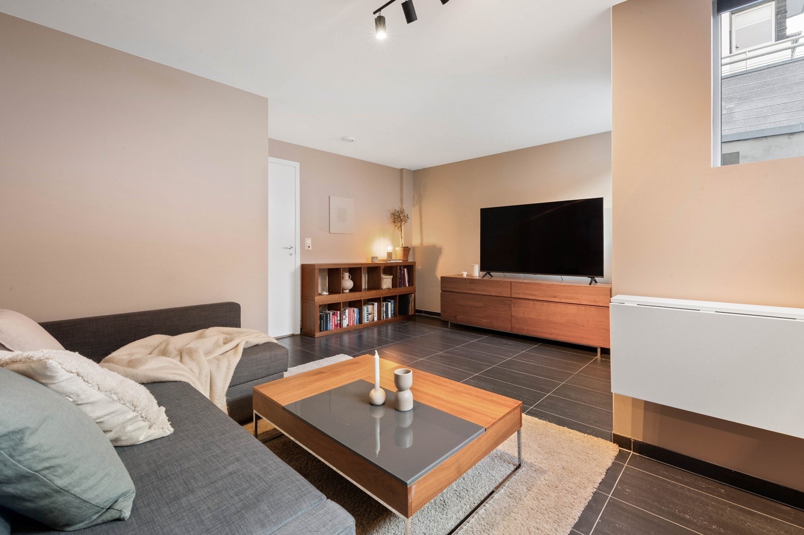 Stuen nede kan fint fungere som et ekstra soverom eller ungdomsavdeling Galleribilde