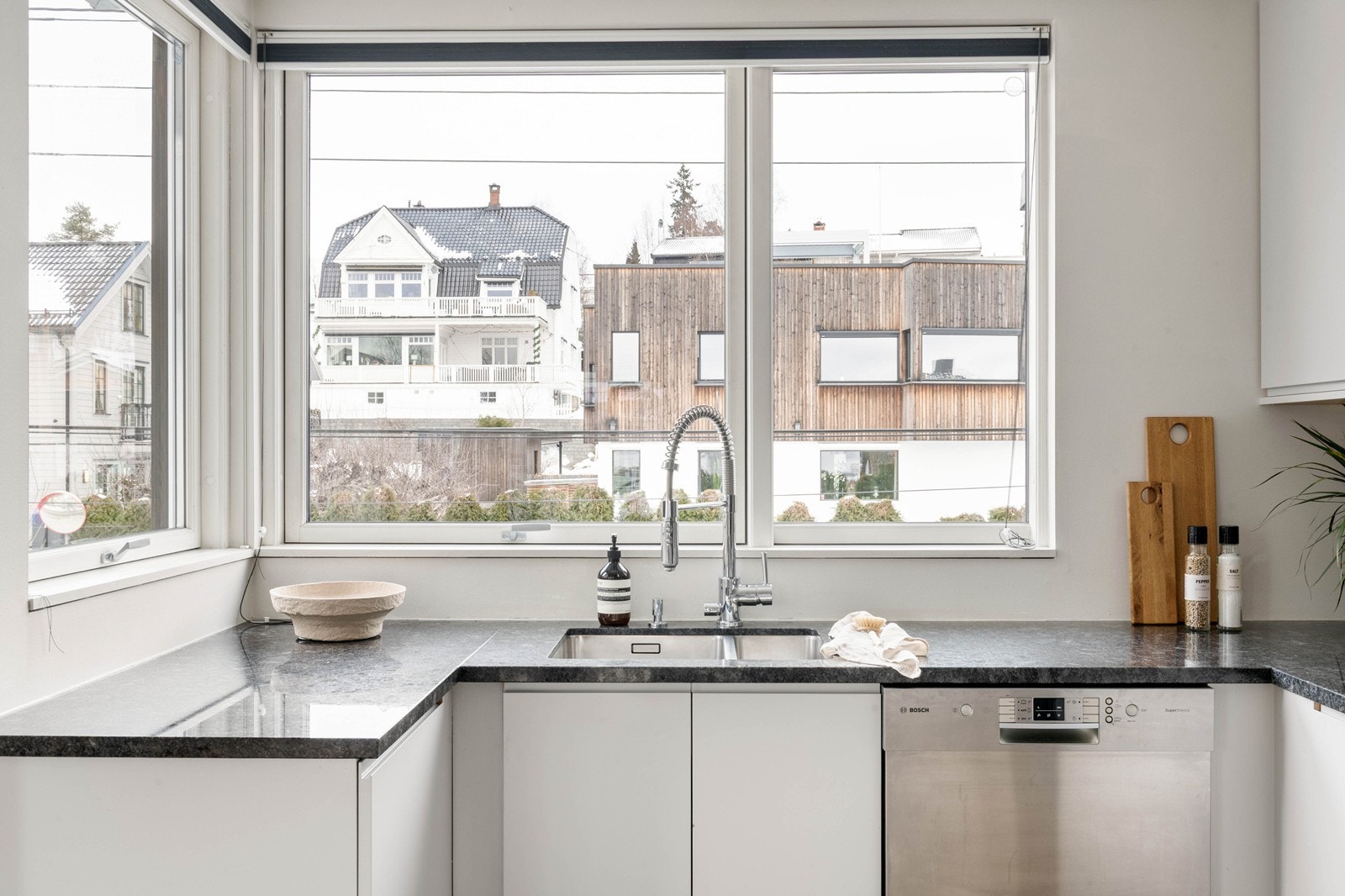Store vindusflater også på kjøkkenet Galleribilde