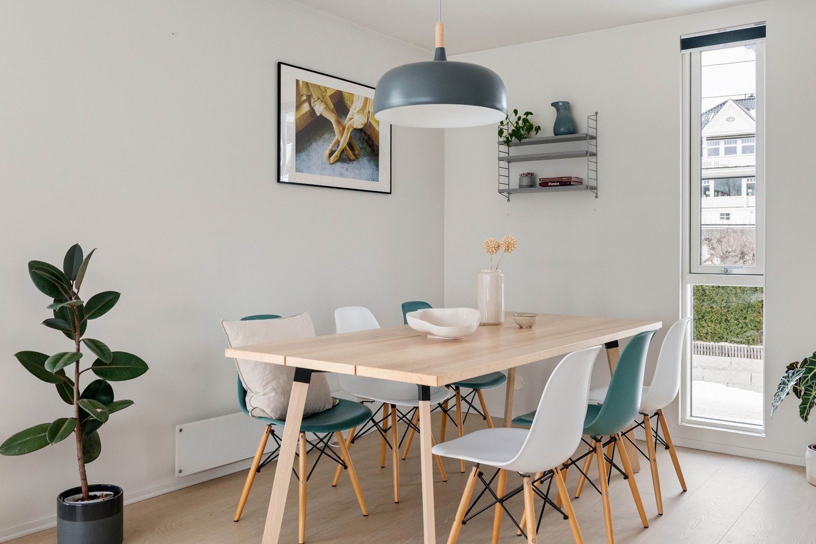 God plass til langbord i spisestuedelen av stuen Galleribilde