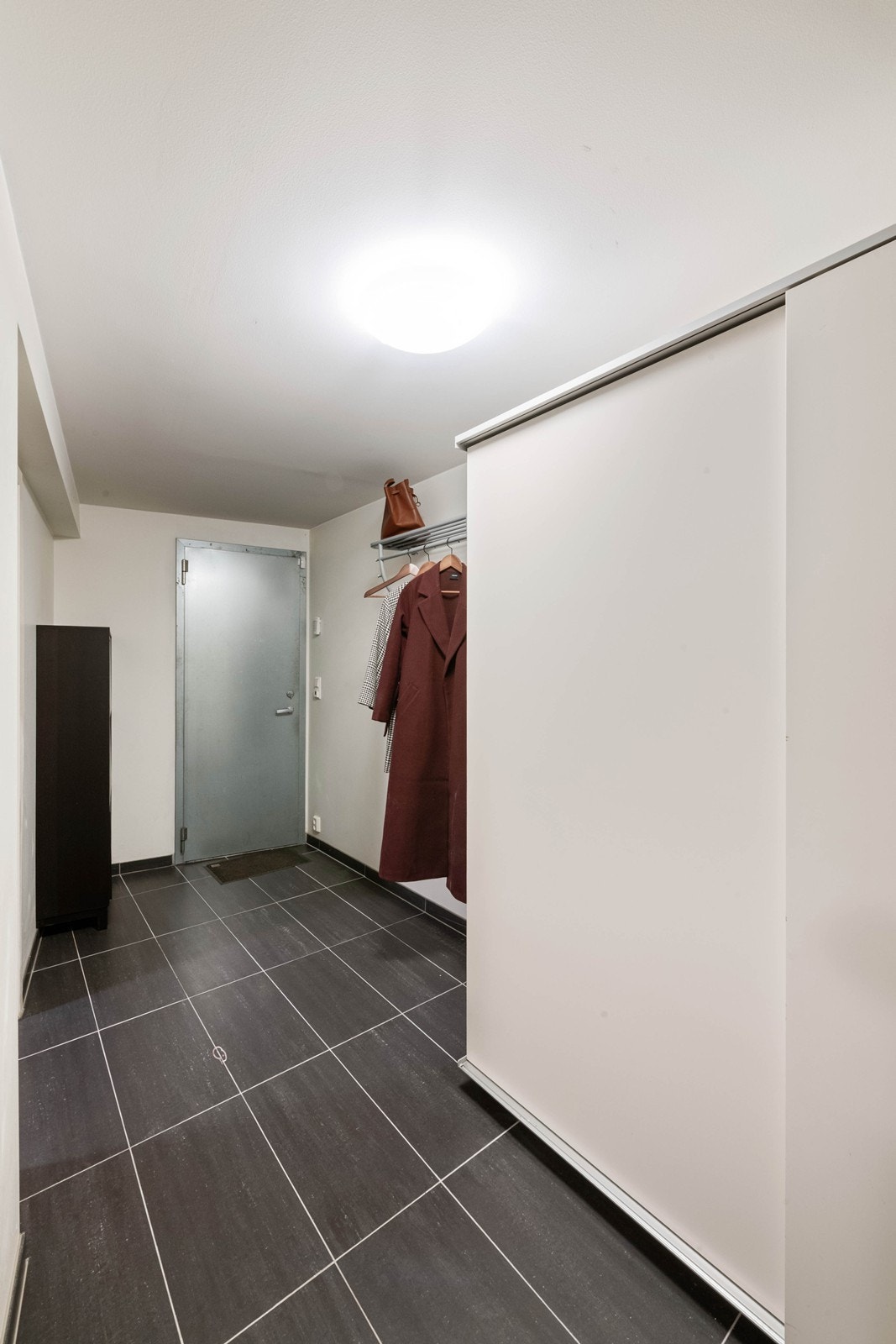 Egen inngang fra garasje til underetasjen Galleribilde