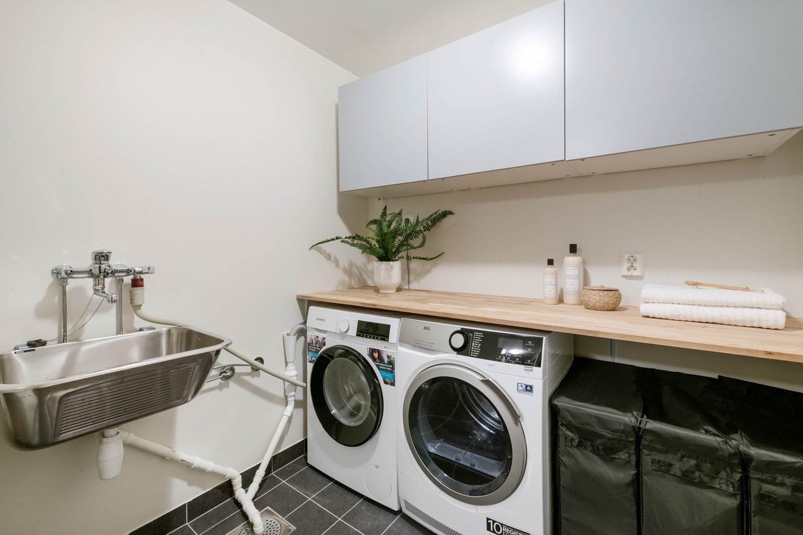 Vaskerom med opplegg for vaskemaskin og tørketrommel, samt god arbeidsbenk og mye skapplass Galleribilde