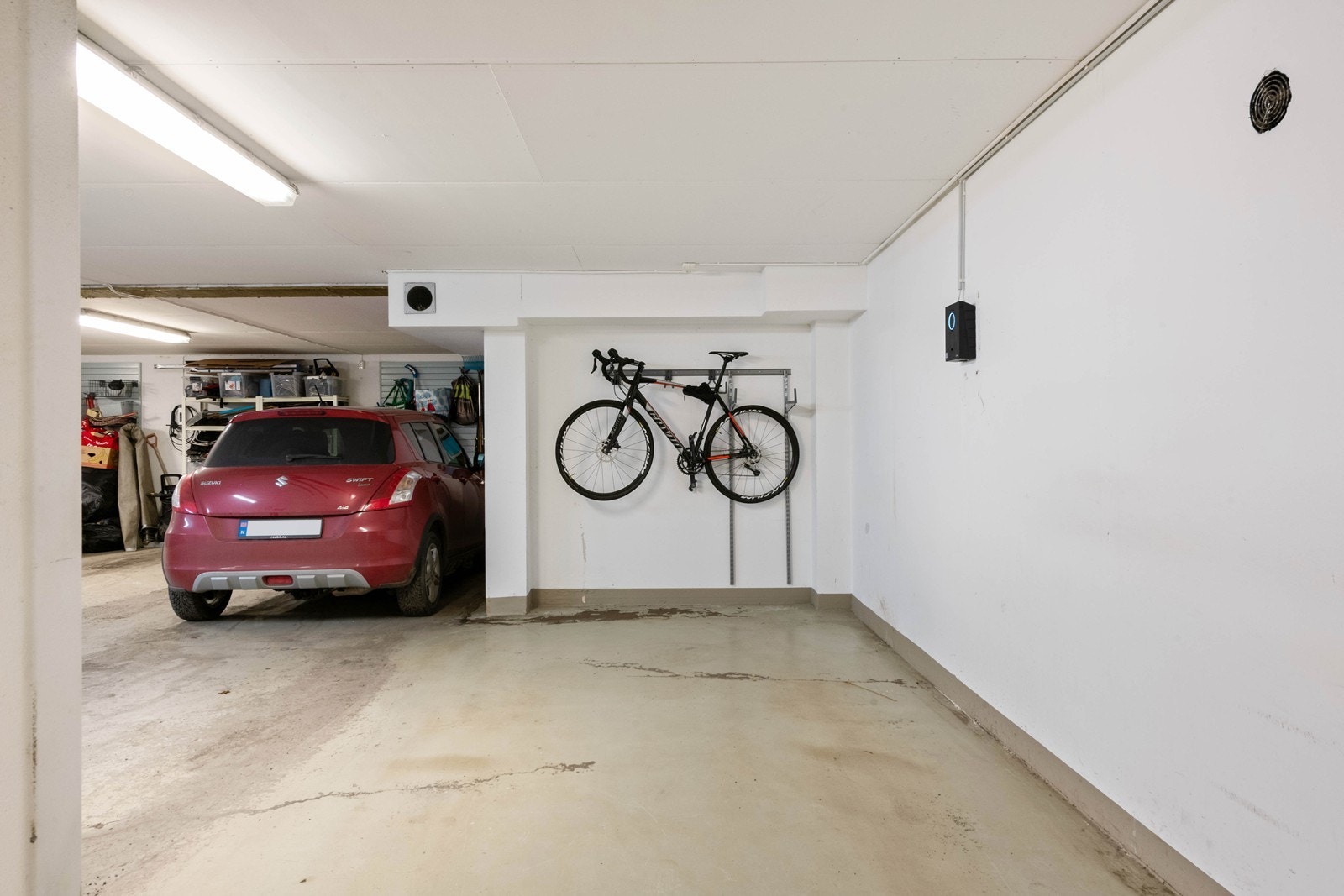 Garasjeplass med lader Galleribilde