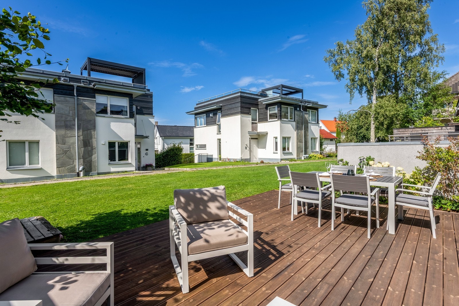 Tre flotte uteplasser med samlet areal på hele 87 kvm Galleribilde