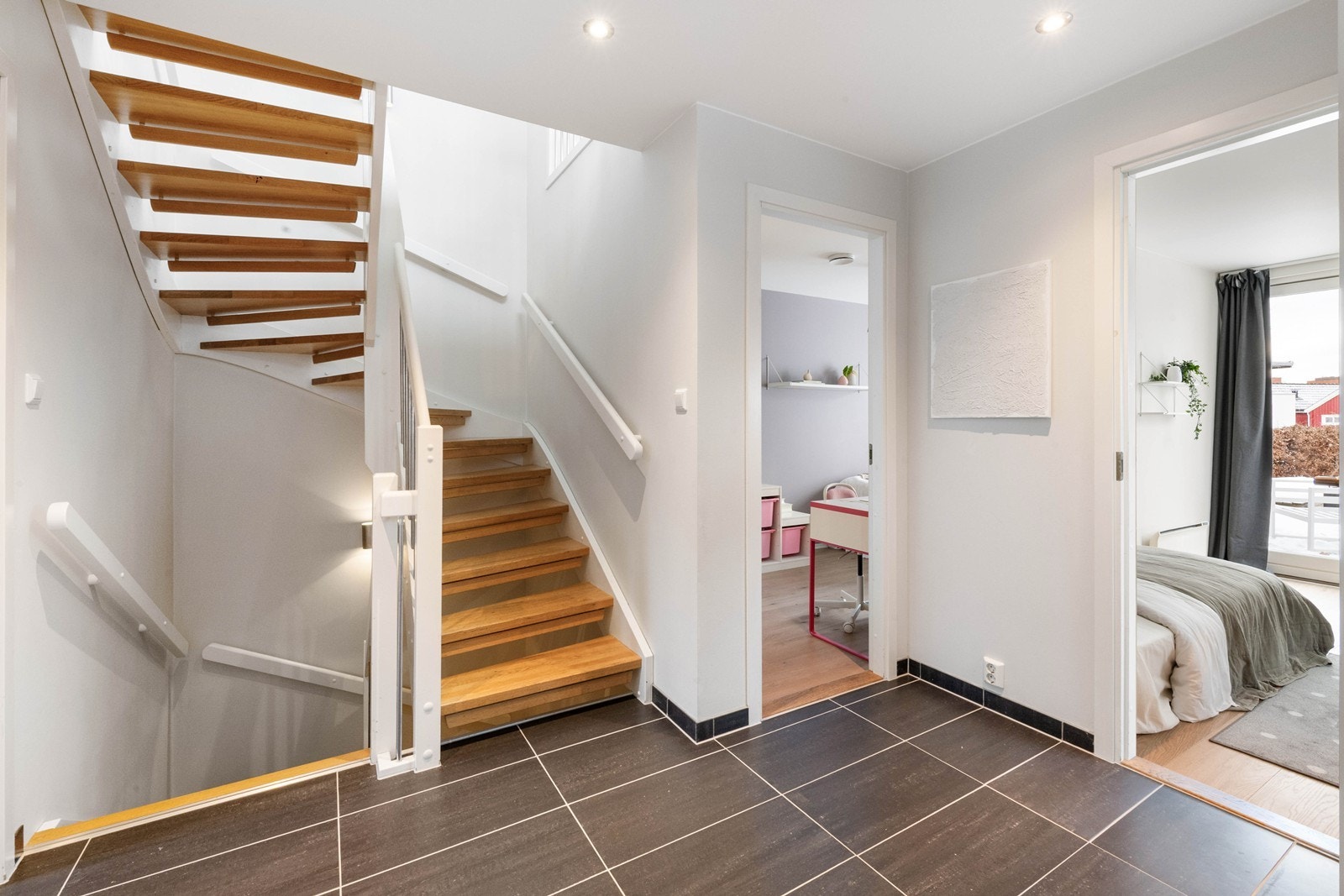 1. etasje med en flott soveromsavdeling med tre sov og et familiebad Galleribilde