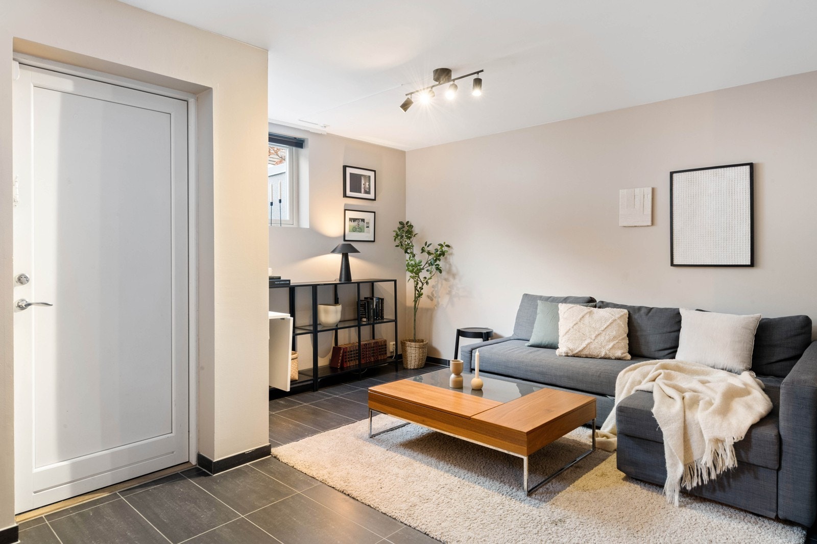 Stue også i underetasjen med egen inngang Galleribilde